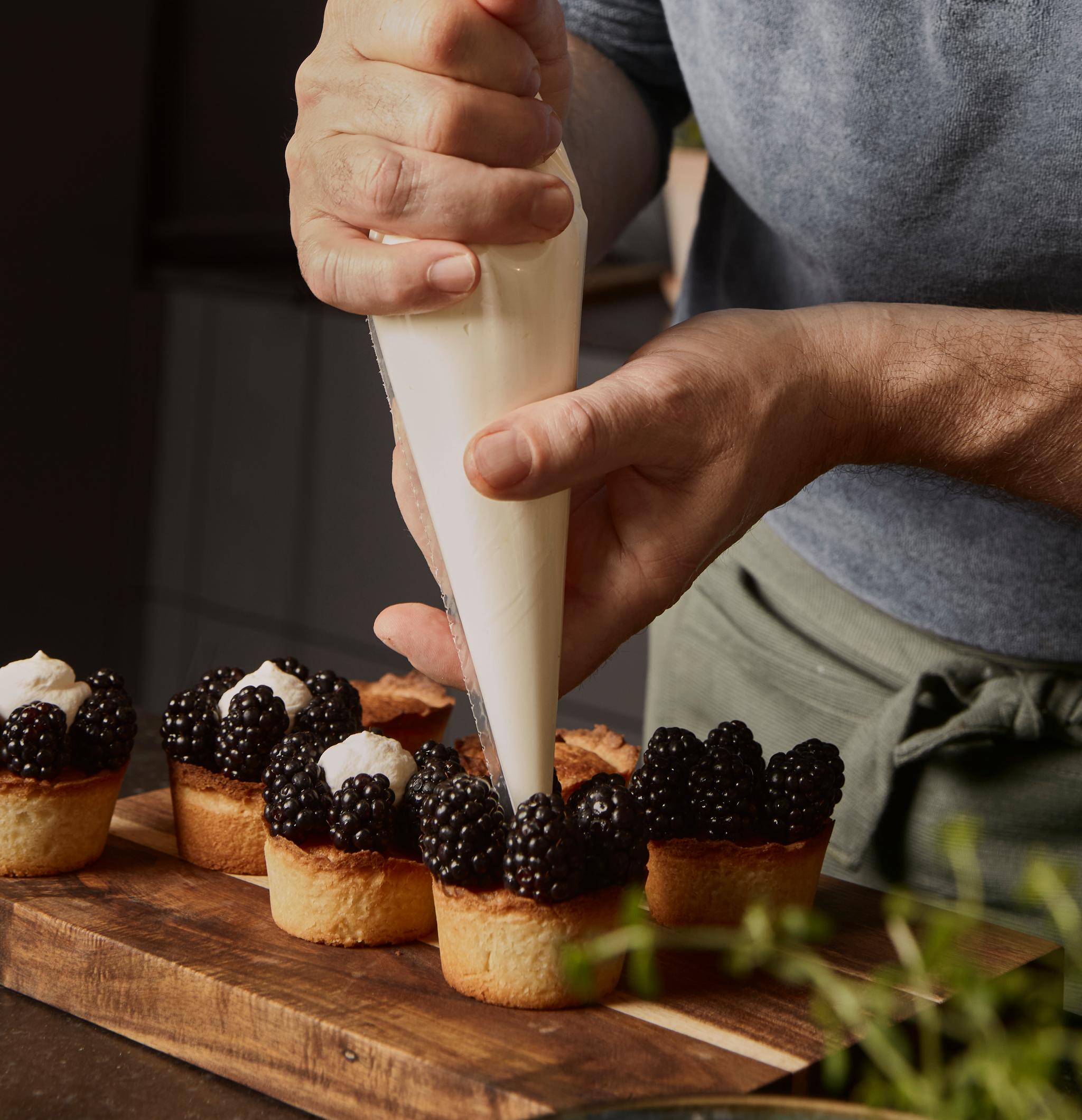 Citronmazarin med björnbär och grädde