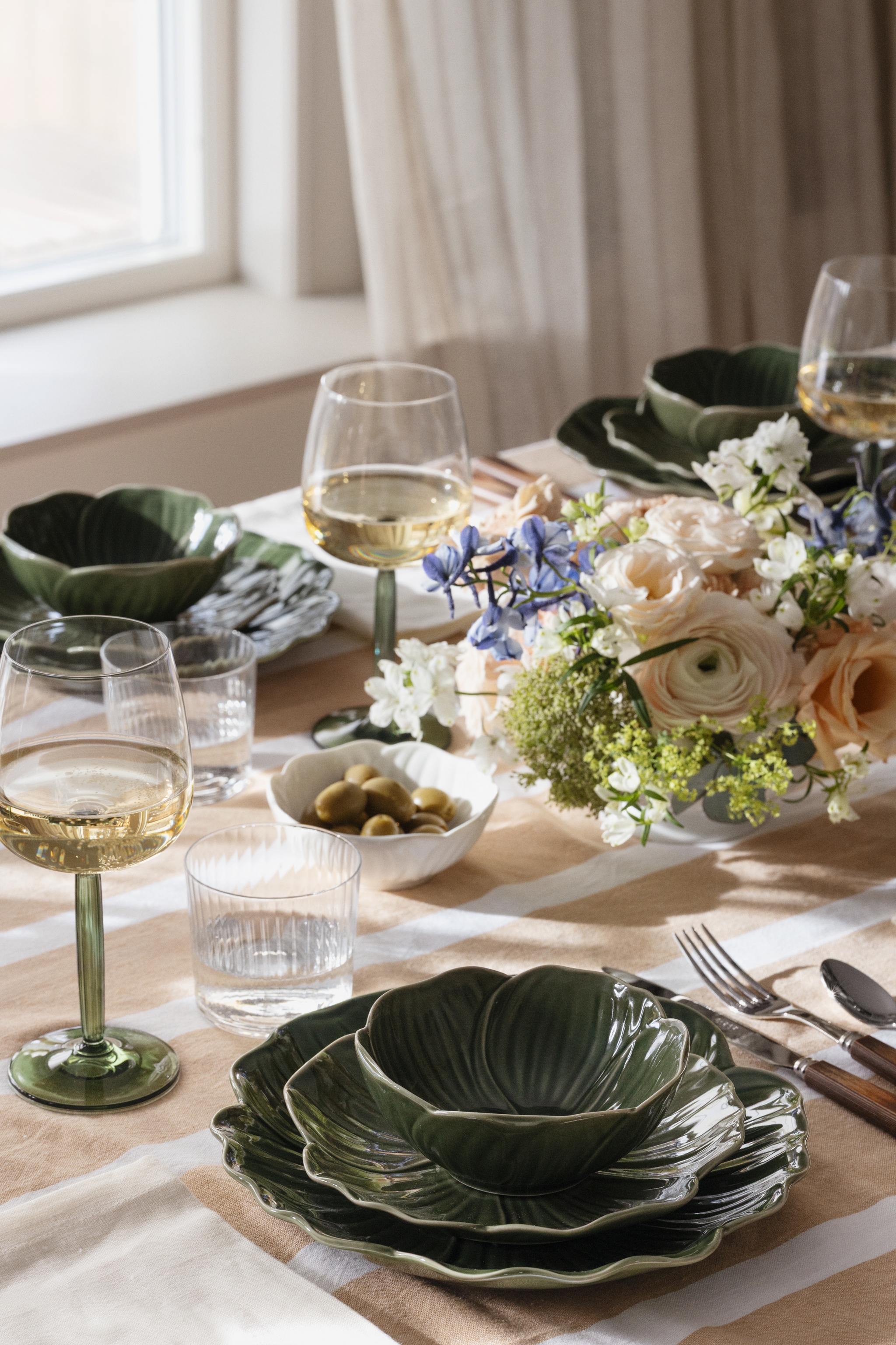 Dukning med Stiernholm Flora i grönt på randig duk i puderrosa
