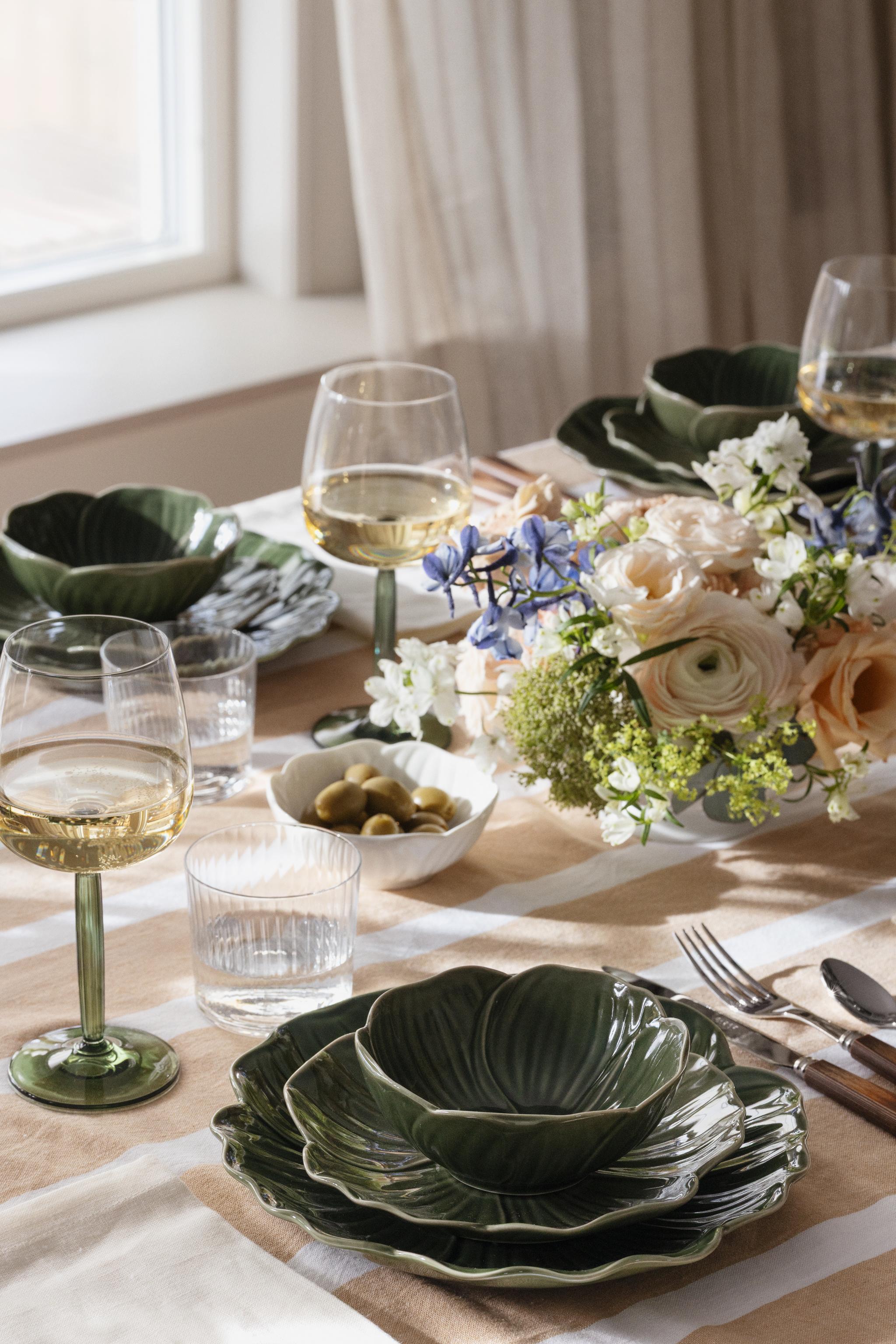 Dukning med Stiernholm Flora i grönt på randig duk i puderrosa
