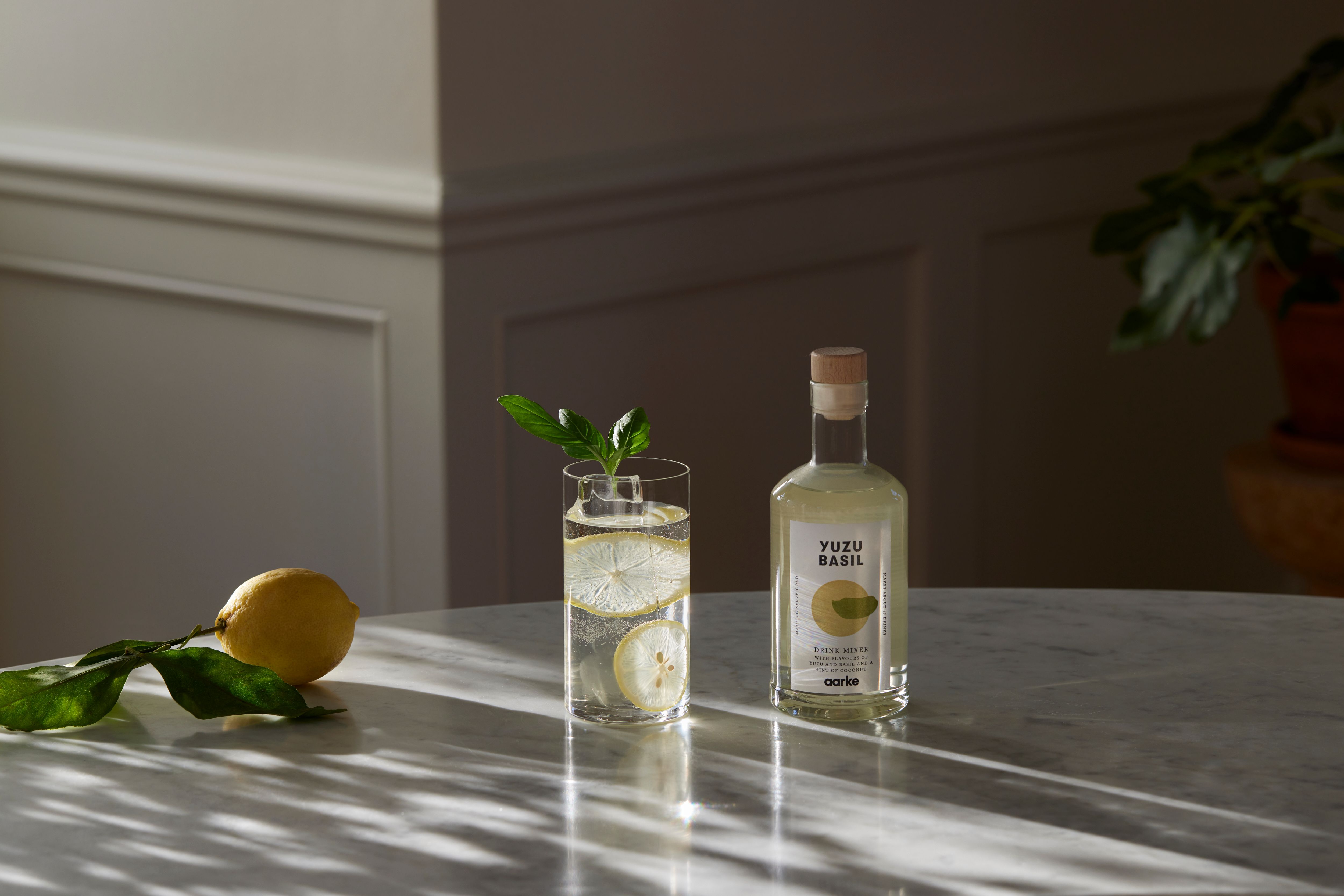 Aarke Flavour Drops i kolsyrat vattenglas med lime och mynta