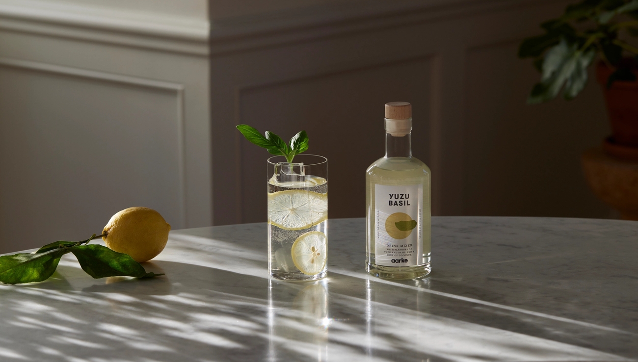 Aarke Flavour Drops i kolsyrat vattenglas med lime och mynta