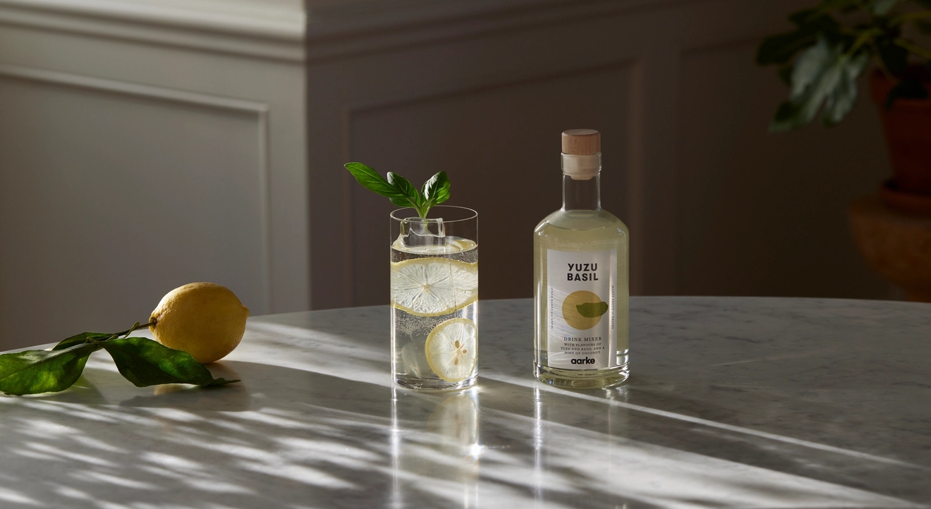 Aarke Flavour Drops i kolsyrat vattenglas med lime och mynta