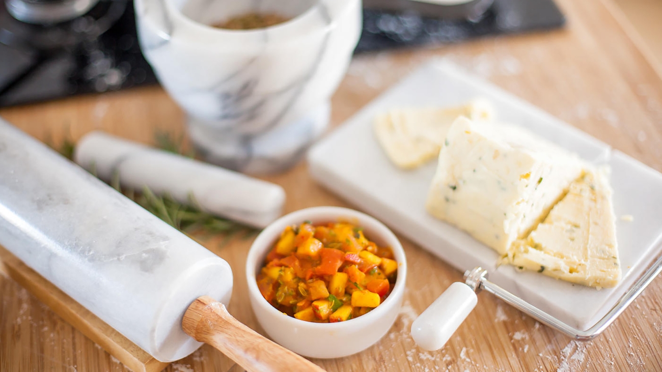 Judge - Valkoisesta marmorista valmistetut kaulin, tarjotin, kulho. mortteli