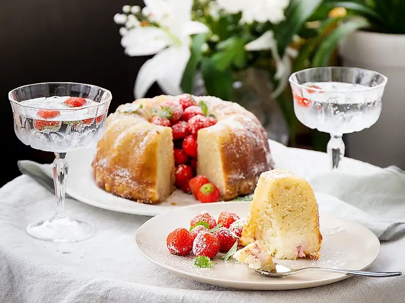 Klassisk sockerkaksform med jordgubbar och sockerkaka