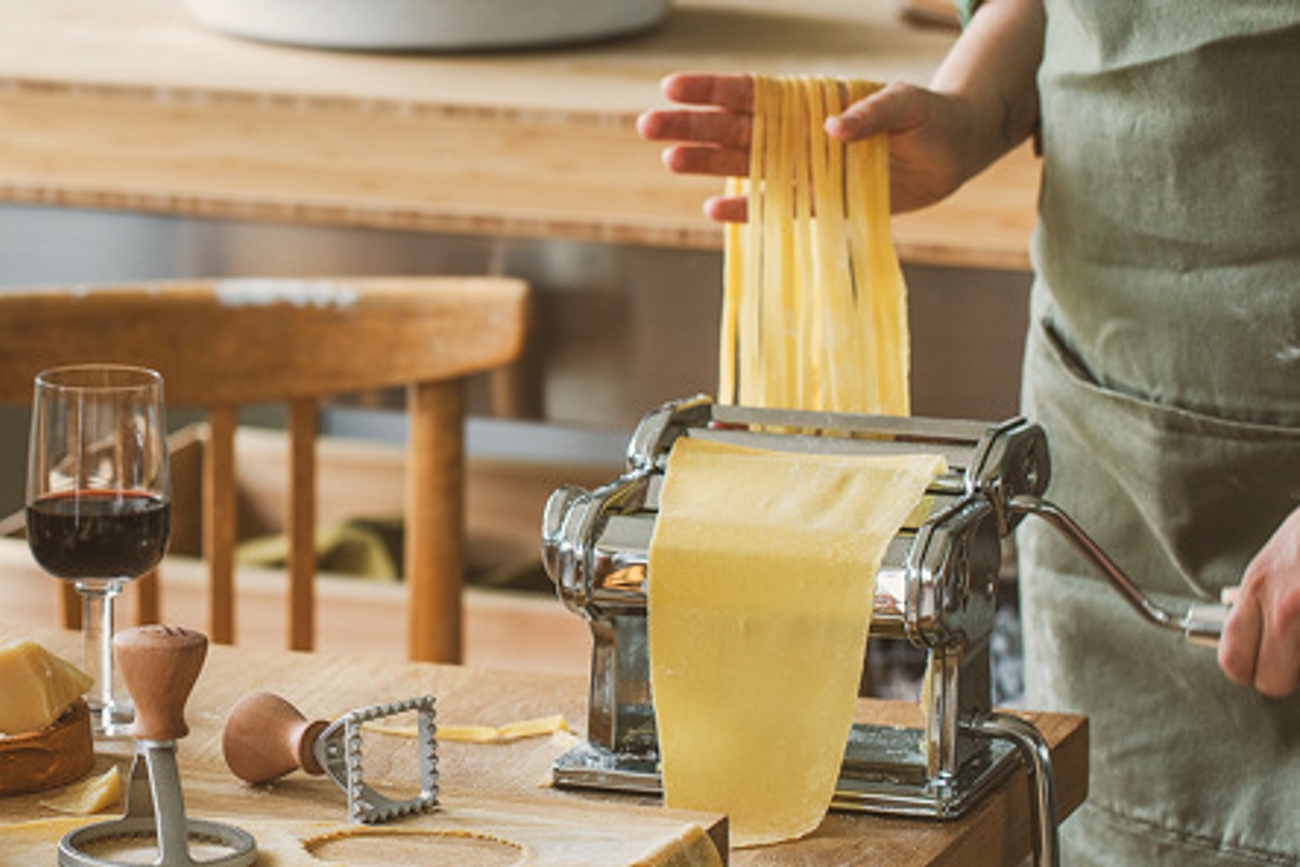 Pastamaskin Marcato med spagetti och ett glas rött