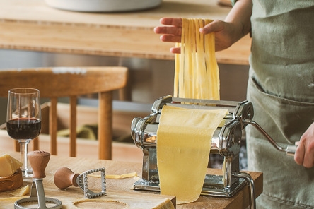 Pastamaskin Marcato med spagetti och ett glas rött