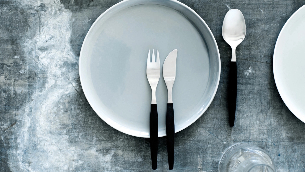 Gense bestikk i sølv og svart på grå tallerken
