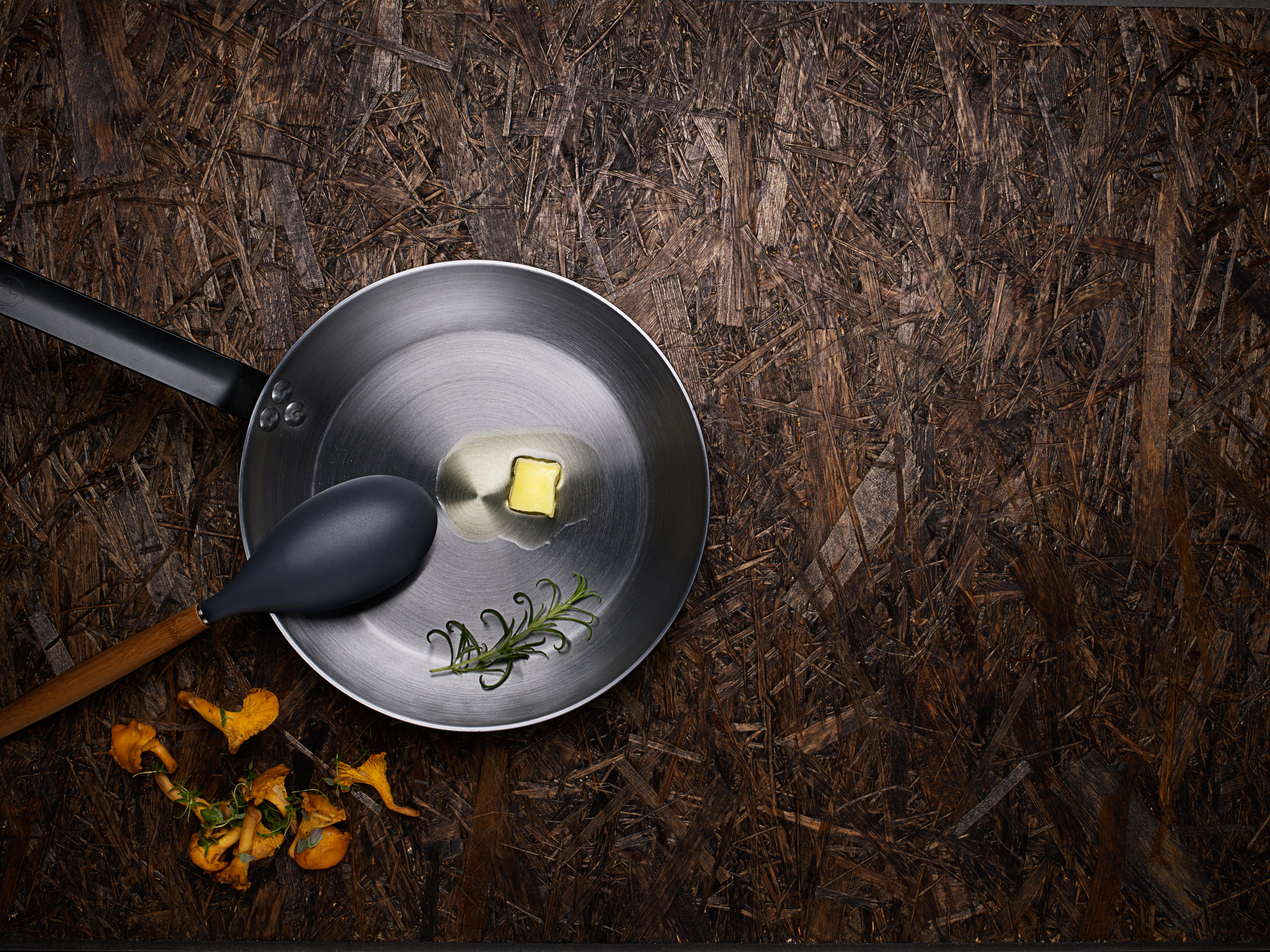 kolståls stekpanna med en smörklick 