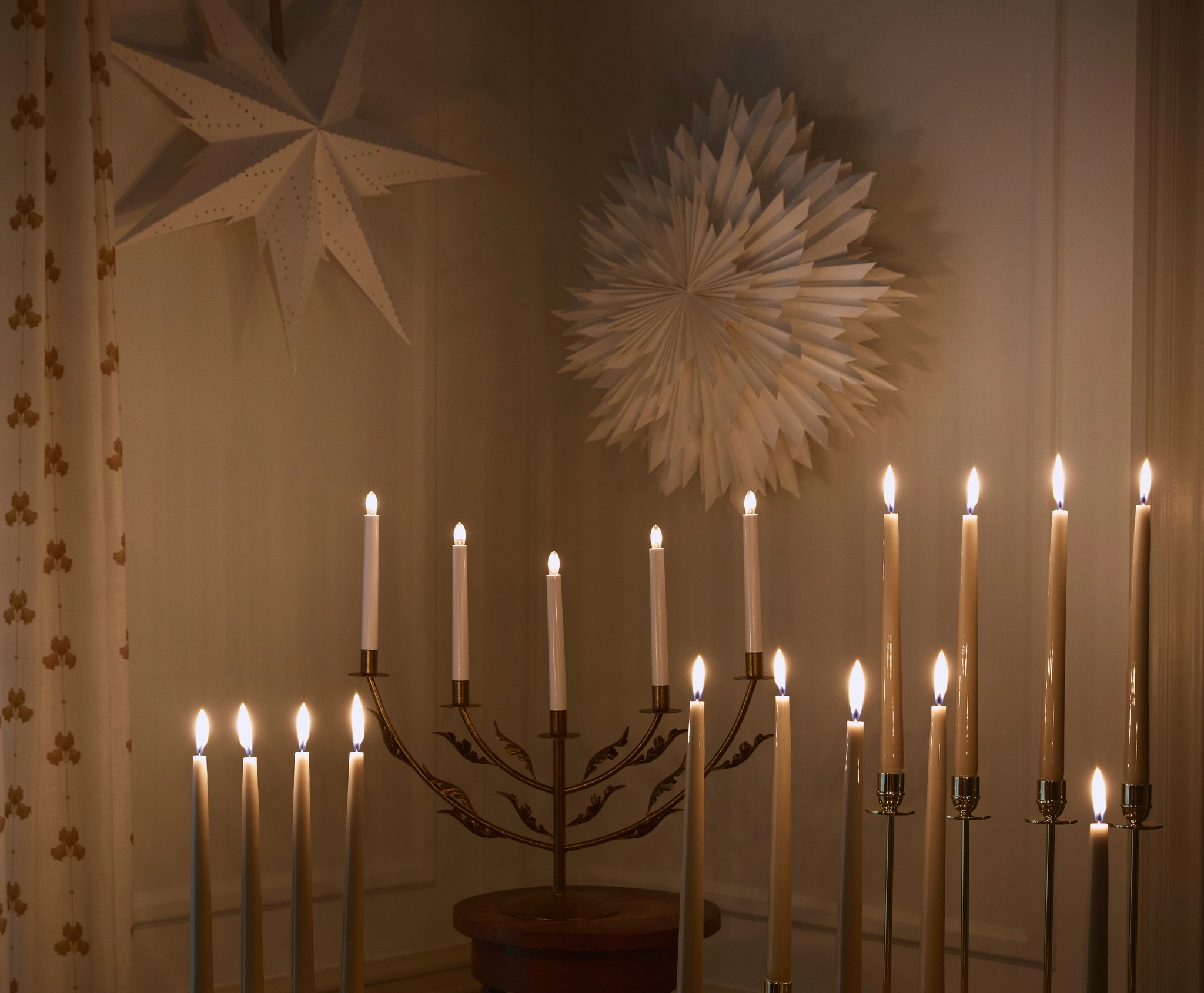 Stemningsfull belysning med tente adventslys og julestjerner