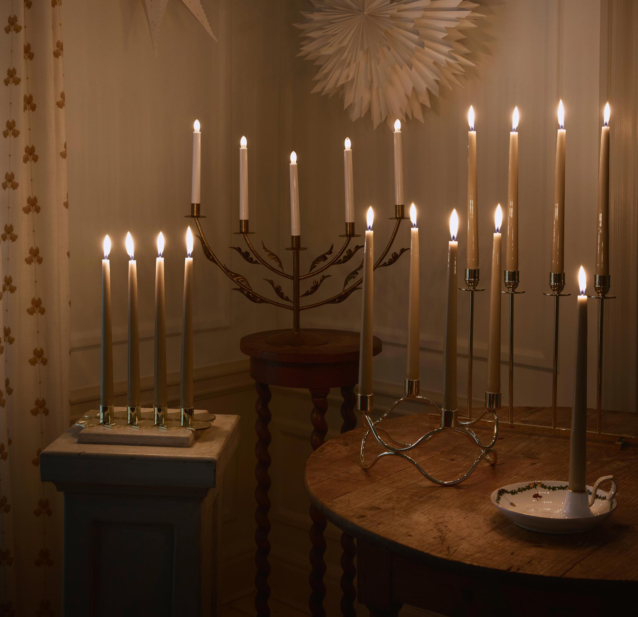 Stemningsfull belysning med tente adventslys og julestjerner