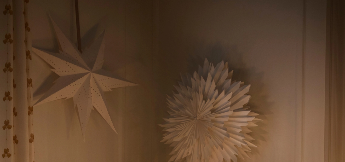 Tunnelmallista valaistusta sytytetyillä adventtikynttilöillä ja joulutähdillä