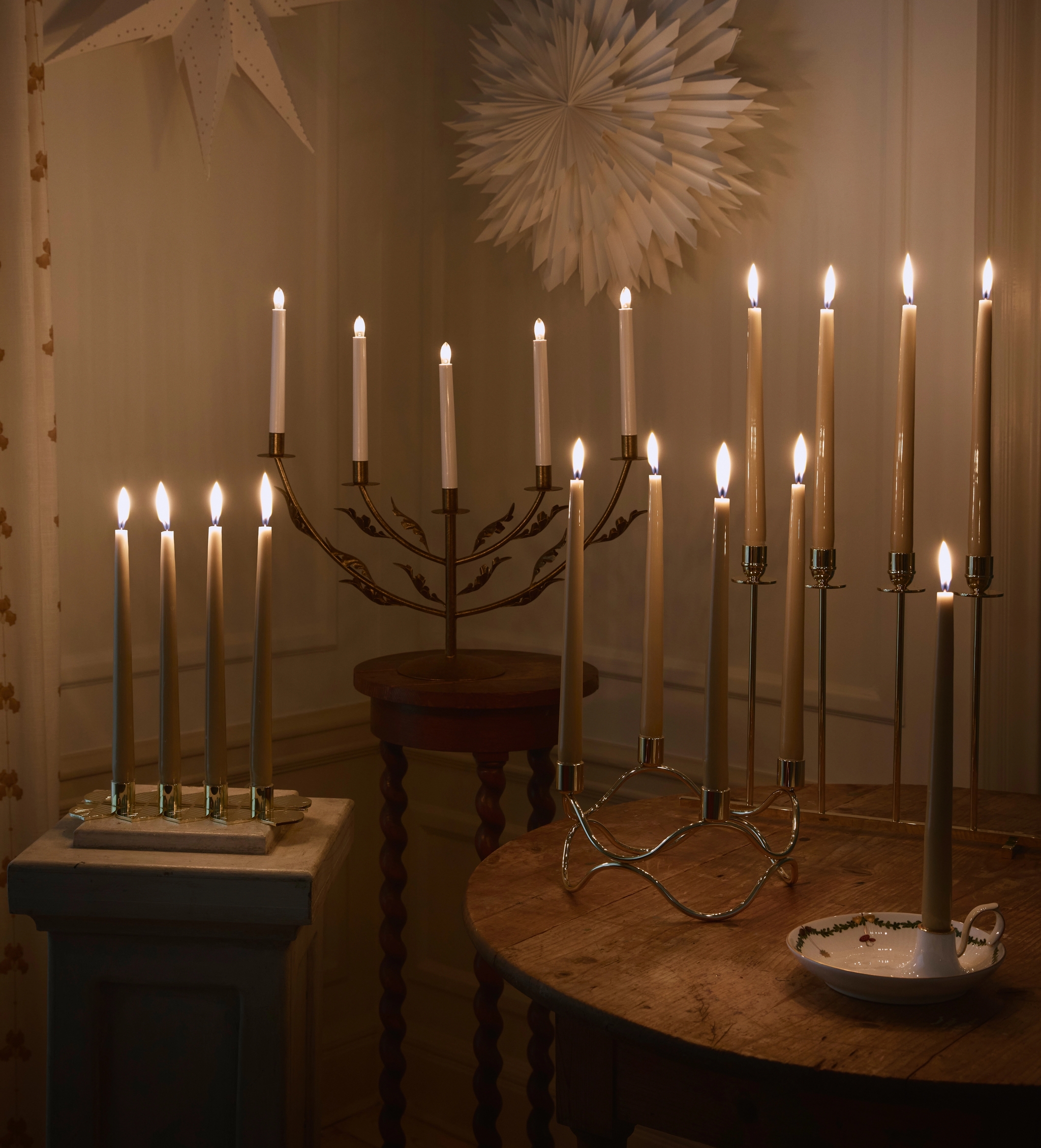 Stemningsfull belysning med tente adventslys og julestjerner
