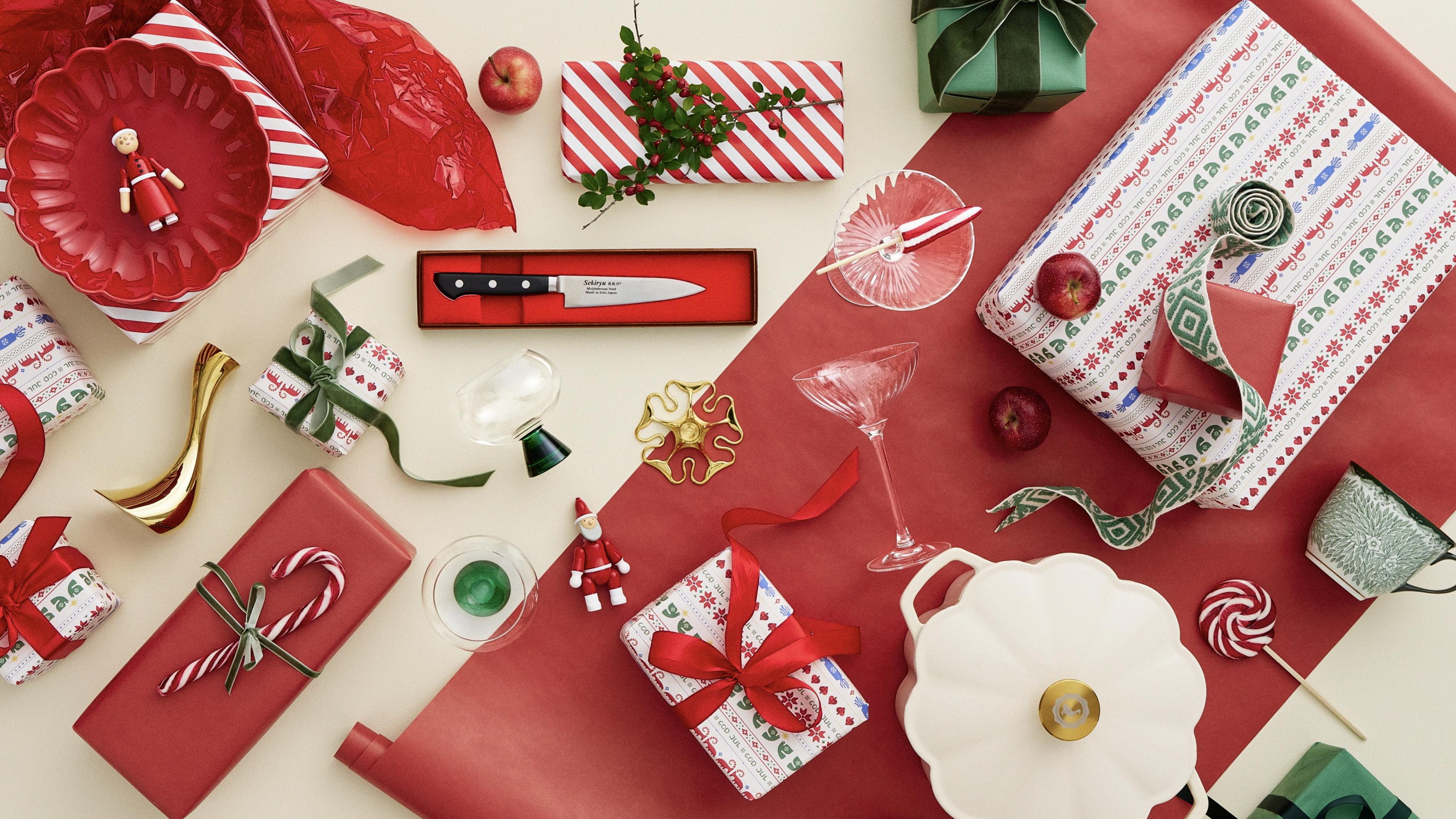 Julklappar för 200 kr liggandes på en röd julduk