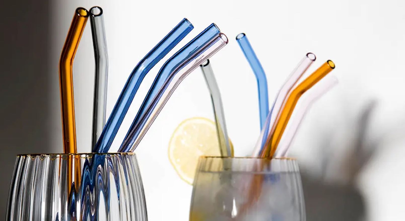 Glassugrör i olika färger i en drink