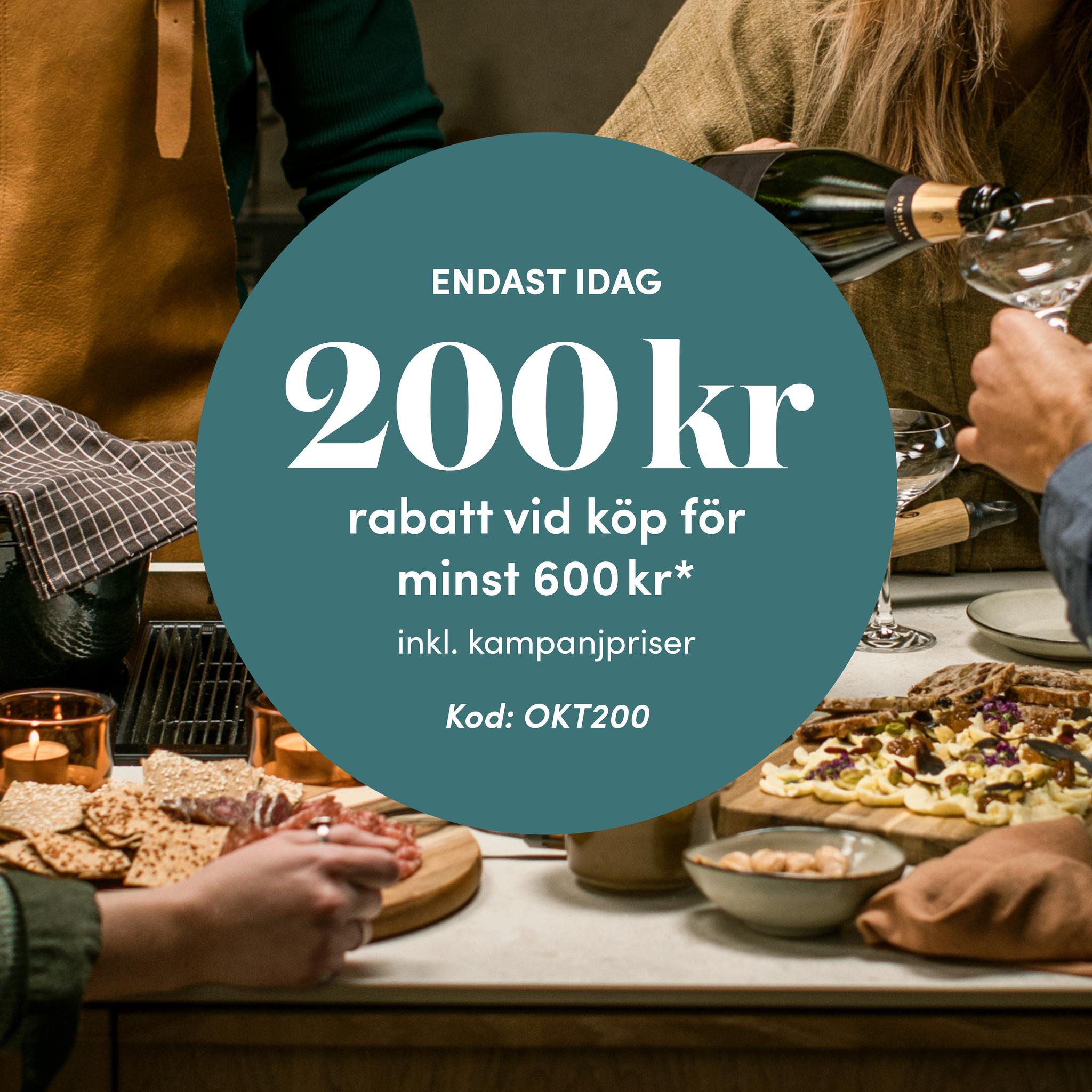 Personer samlas kring en festmåltid med vin och erbjudande om 200 kr rabatt vid köp för minst 600 kr med koden OKT200.