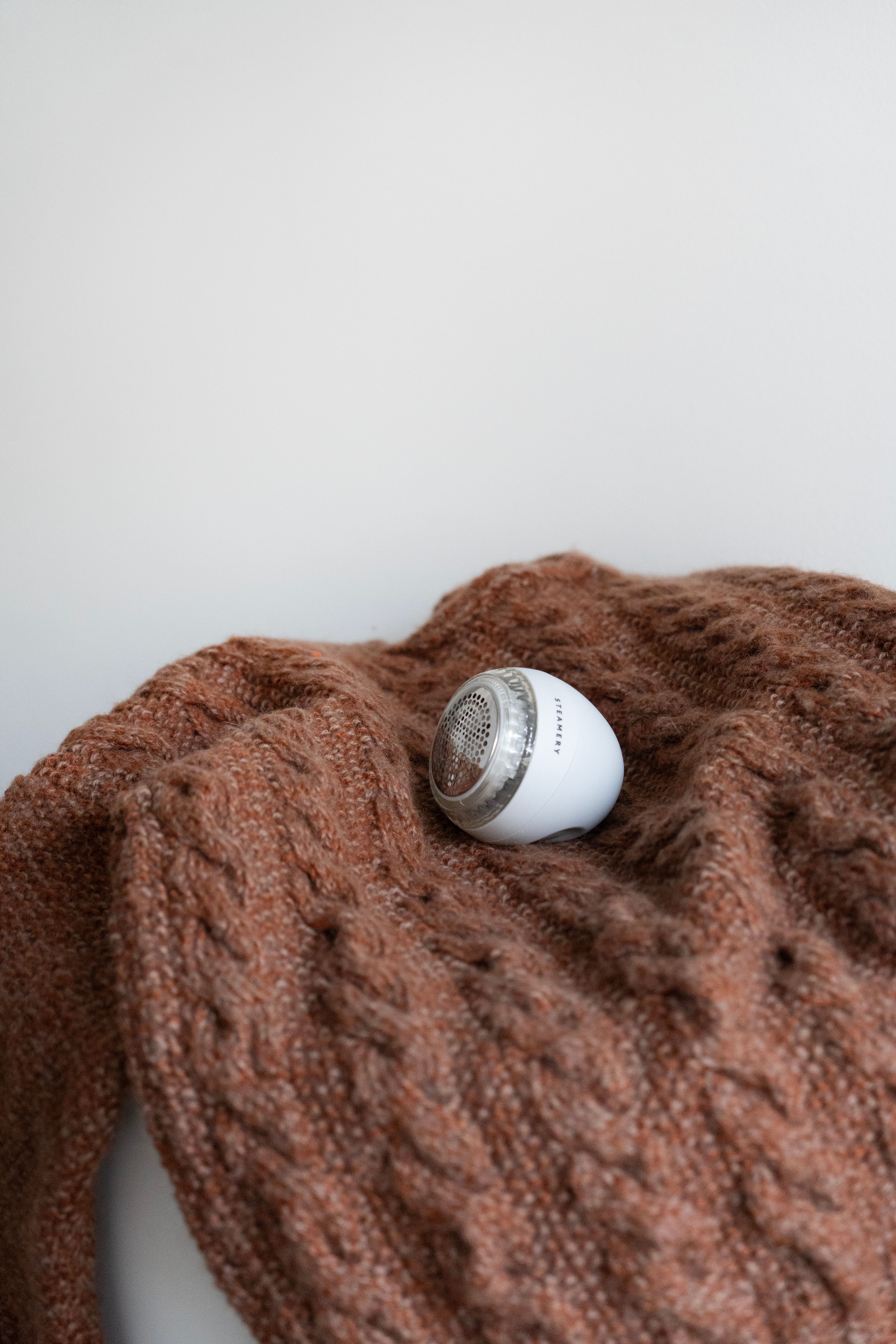 En hvit lofjerner fra Pilo ligger på en brun rutete