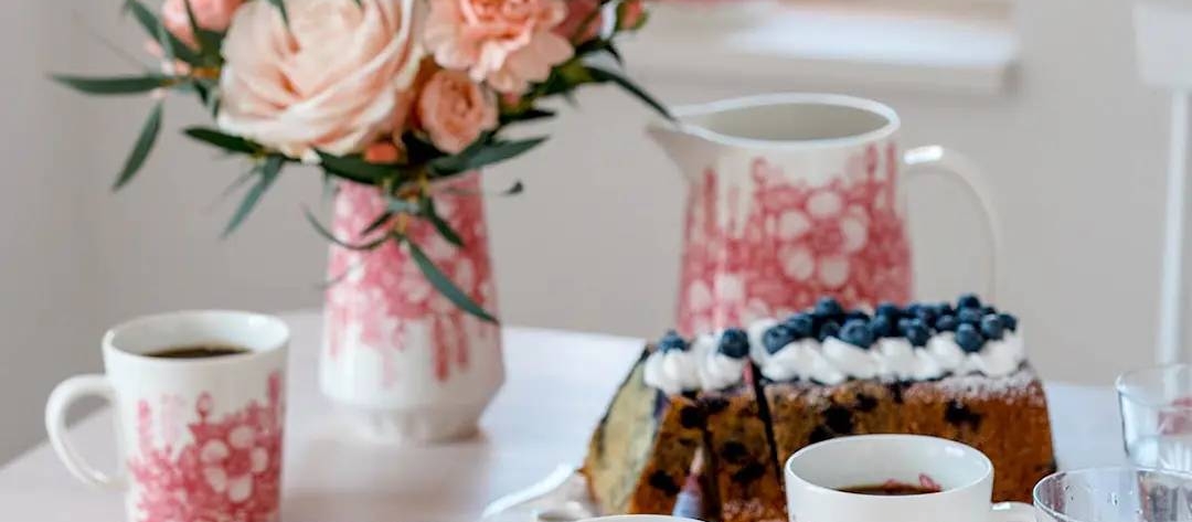 Arabia maljakko huvila sarjasta kahvipöydällä Huvila-sarjan mukien, kannun ja lautasen kera