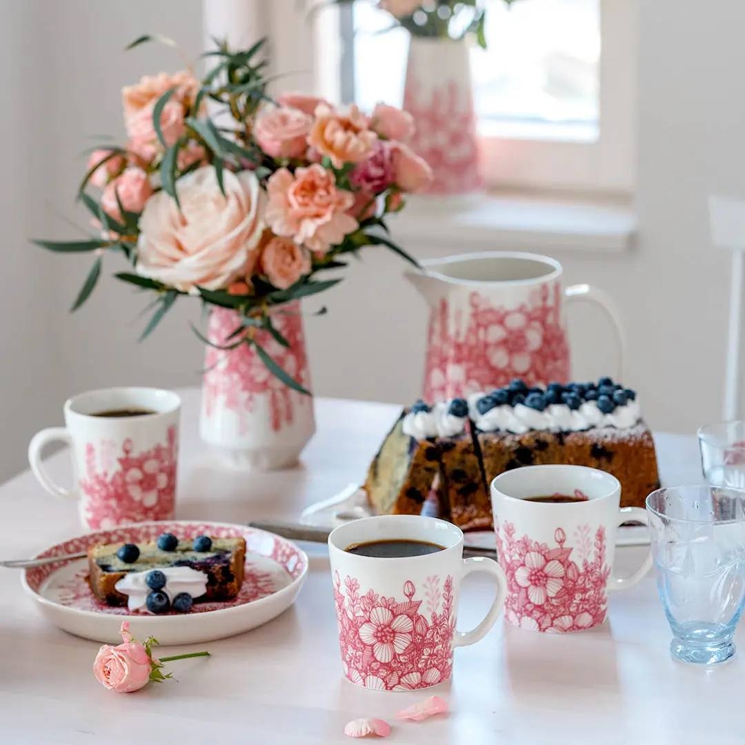 Arabia maljakko huvila sarjasta kahvipöydällä Huvila-sarjan mukien, kannun ja lautasen kera