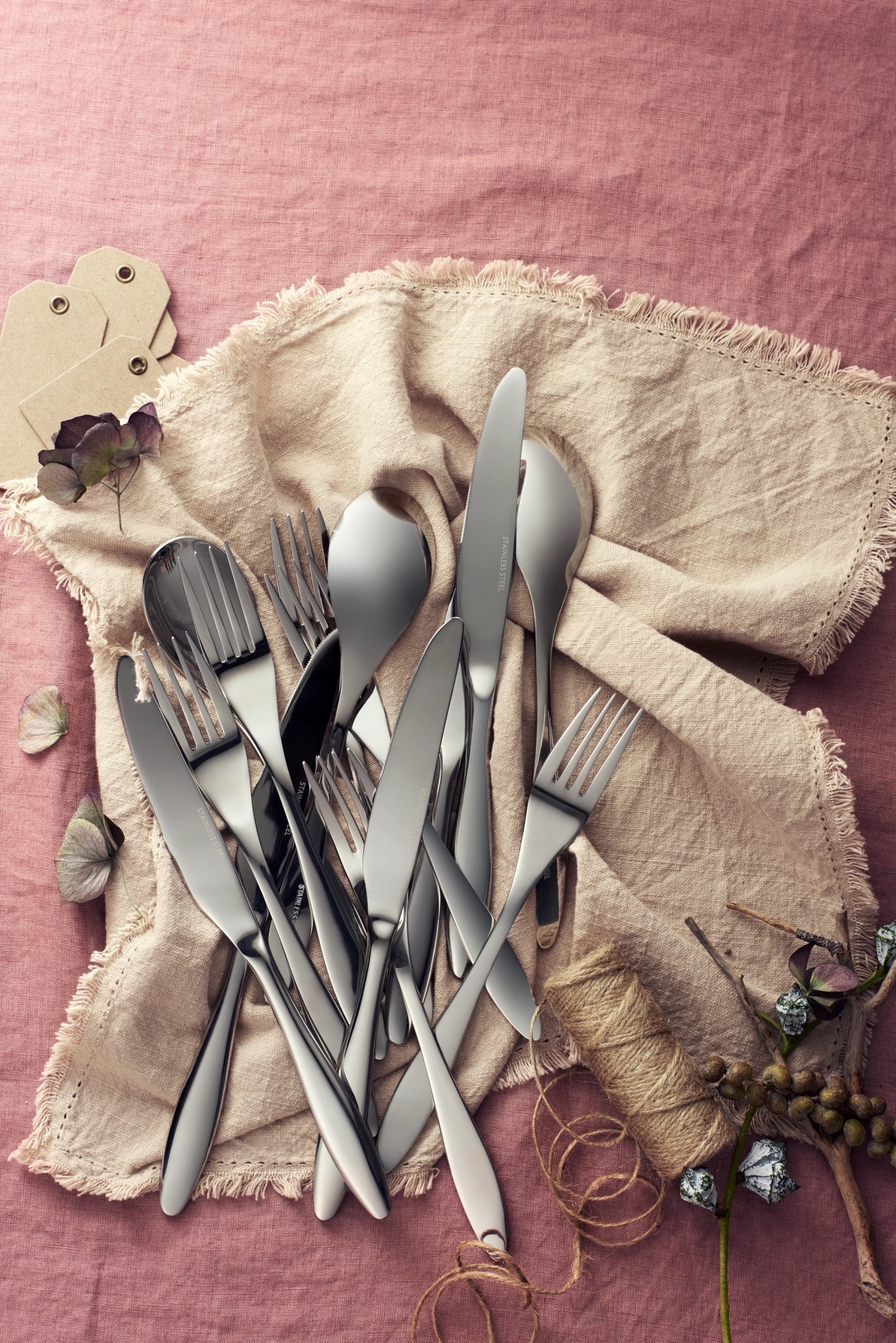 Bestikketui sølv bestikk liggende på en linserviett