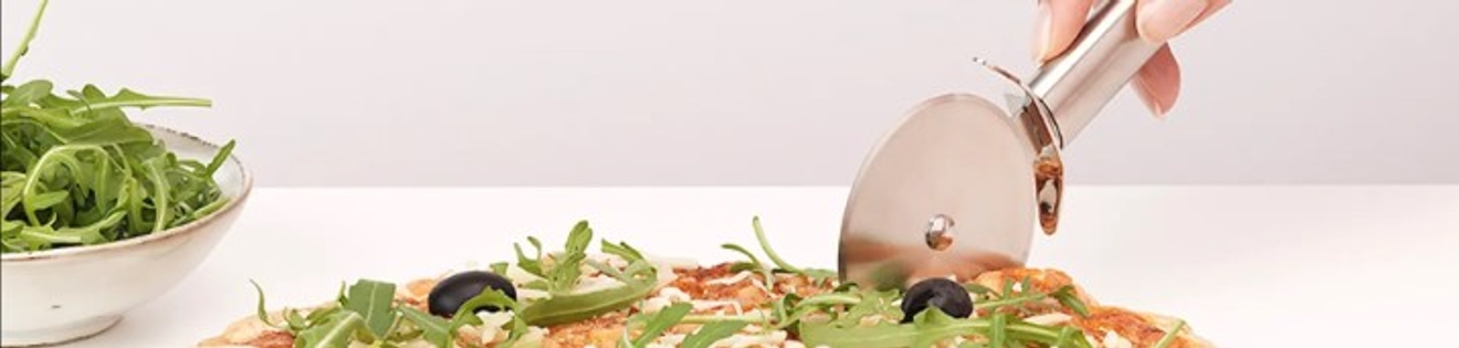 Skärredskap, pizzaskärare som skär genom pizza med oliver ost och rucola