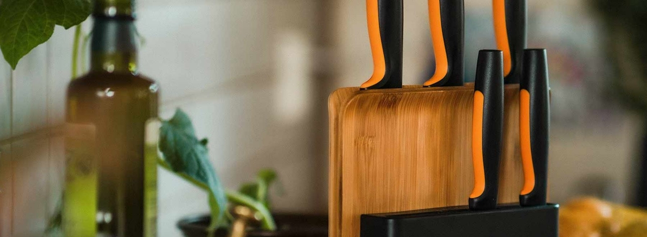 Knivblock & Knivställ i trä med fiskars knivar
