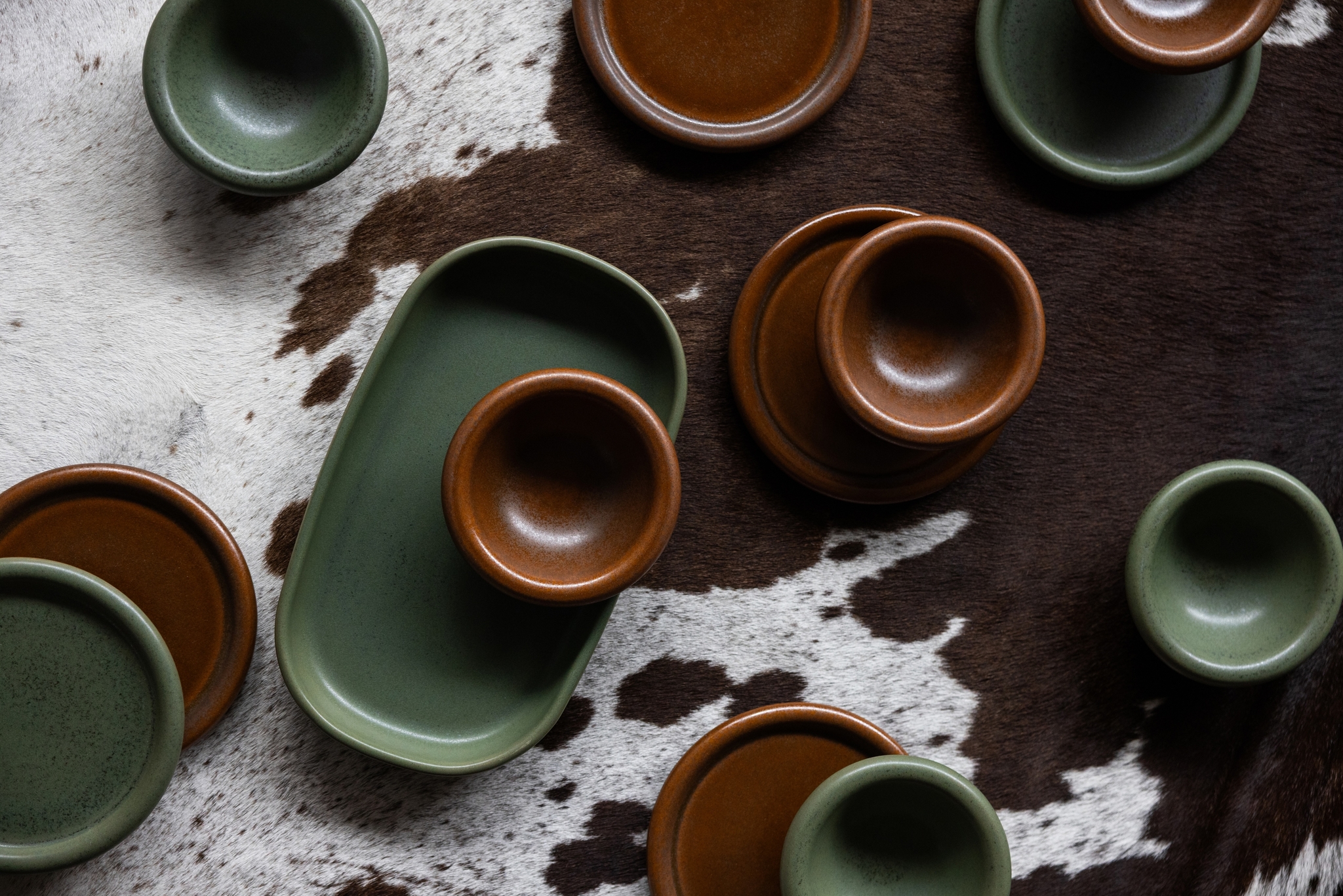 Ruskeita ja vihreitä kulhoja ja lautasia Byonilta