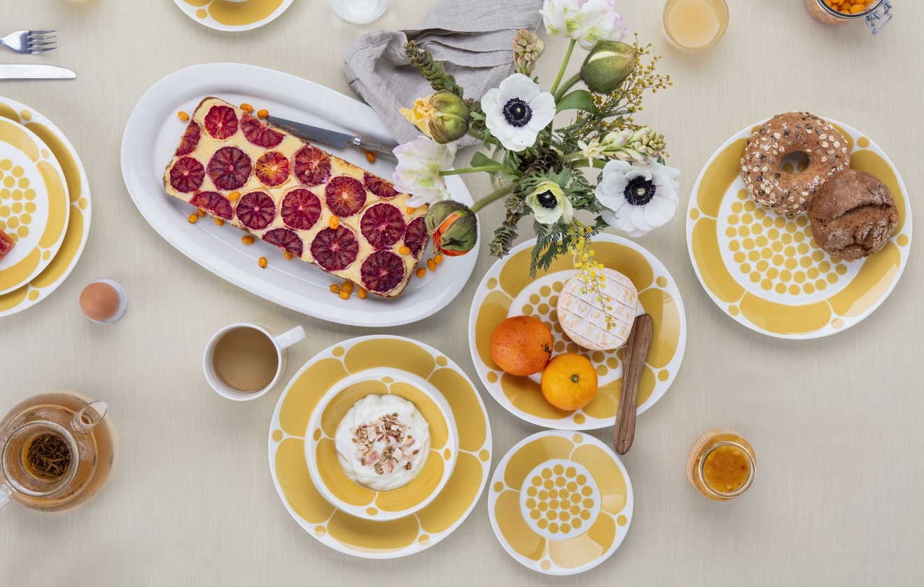 Arabia Sunnuntai keltaiset lautaset kulhot ja mukit tarjoiluastiat kukkakuvio