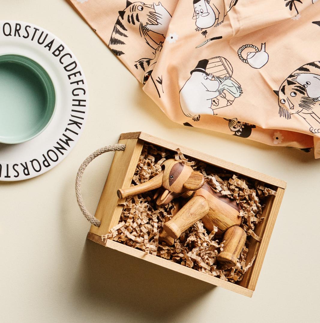 En treelefant i en vakker gaveeske