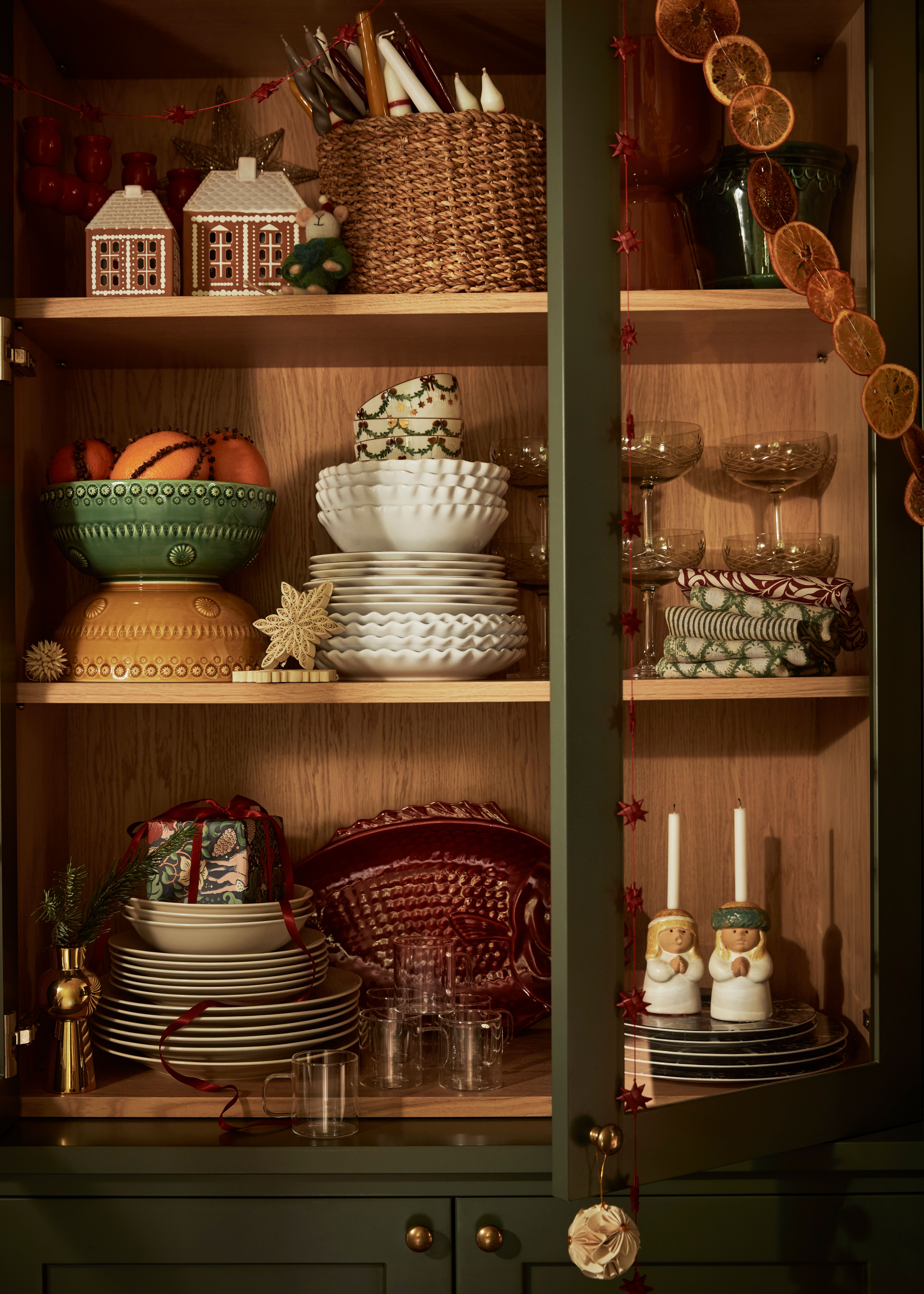 Et skap med masse julepynt og porselen