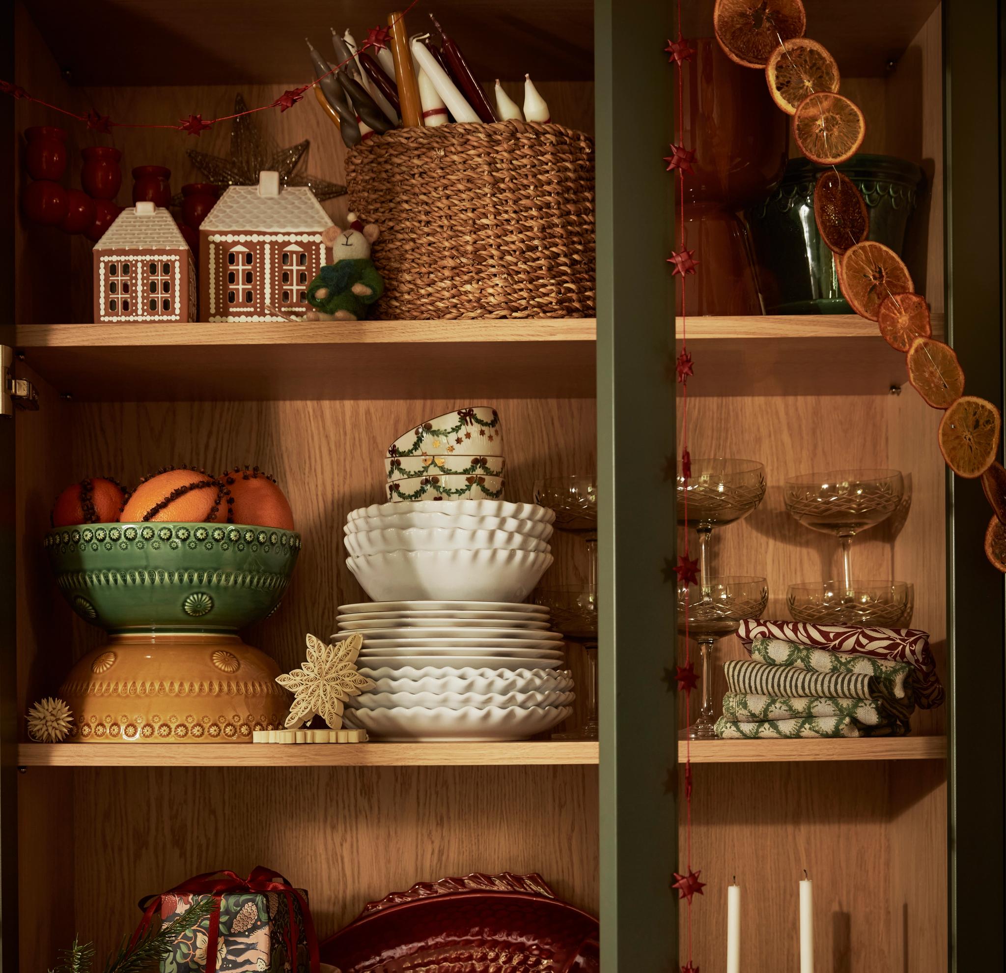 Et skap med masse julepynt og porselen