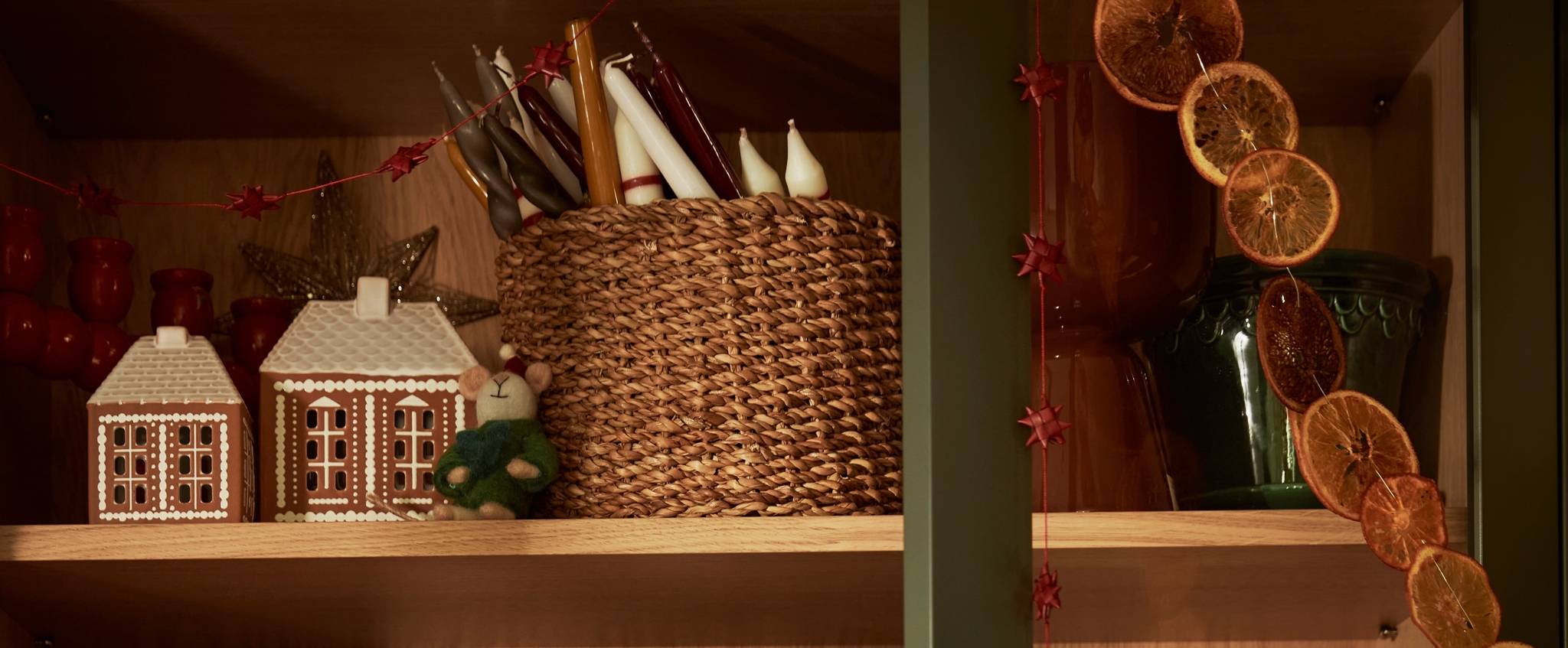 Et skap med masse julepynt og porselen