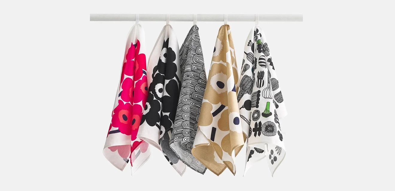marimekko keittiöpyyhe eri väreissä roikkuu tangolla