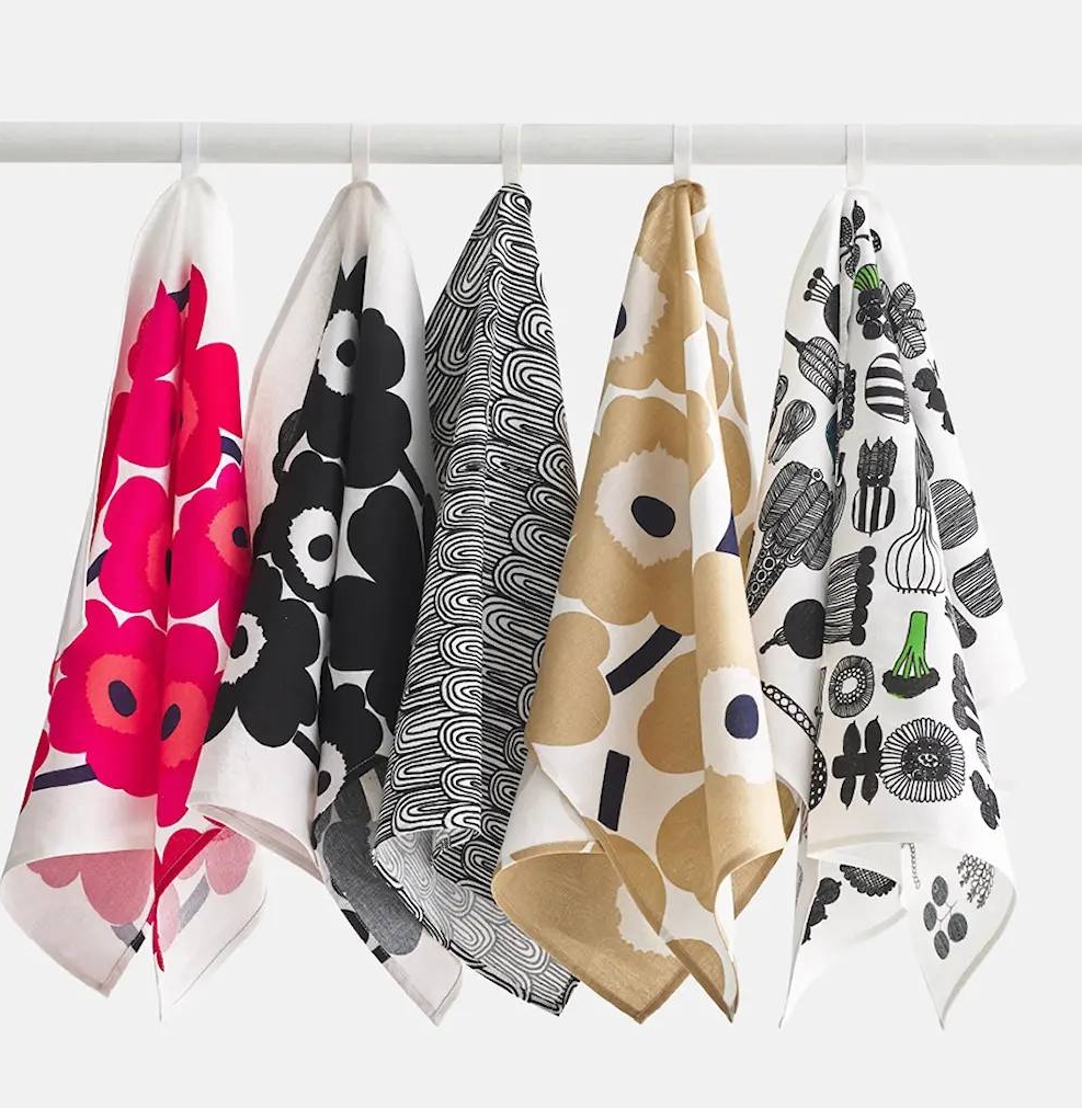 marimekko keittiöpyyhe eri väreissä roikkuu tangolla