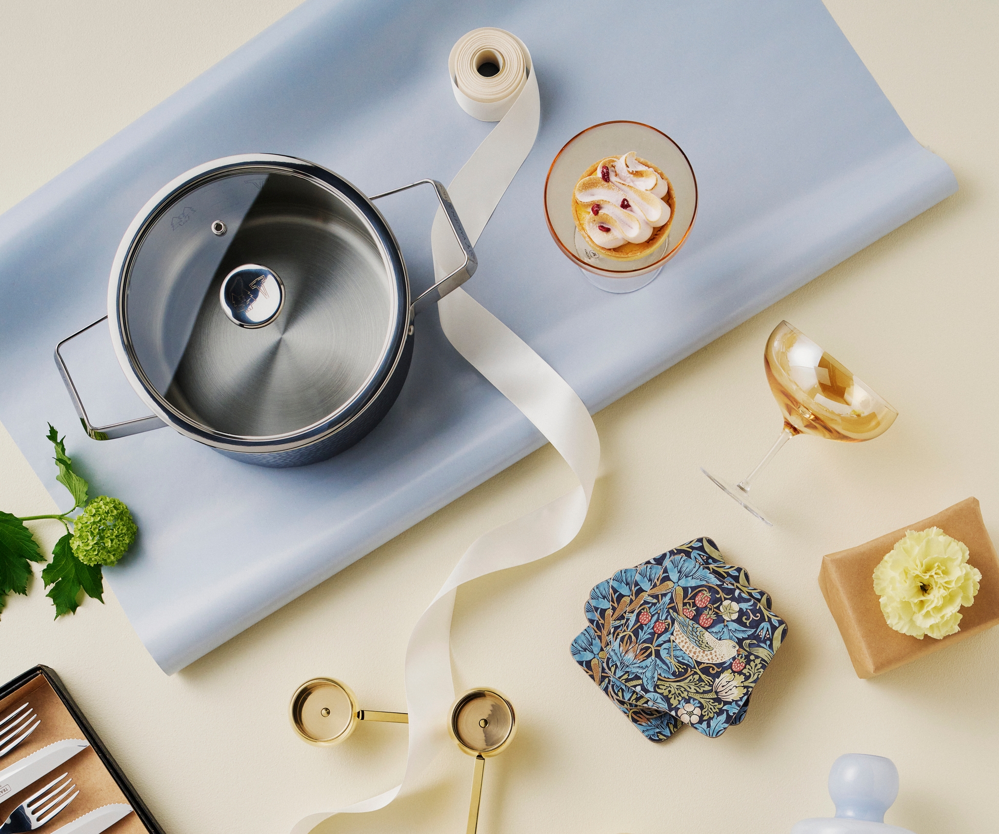 Presenter i mässing och blått, ljusstake, gryta och champagneglas