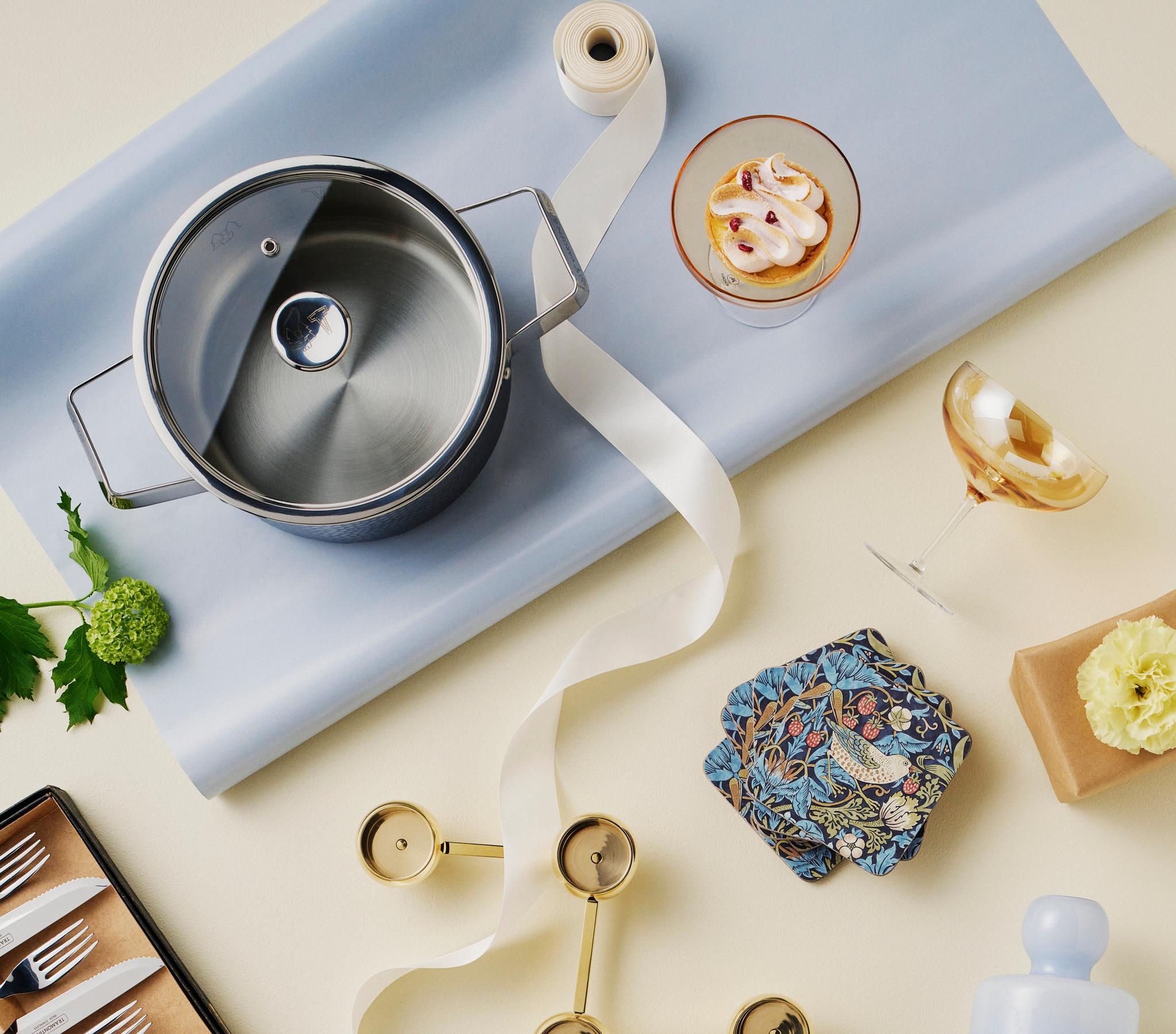 Presenter i mässing och blått, ljusstake, gryta och champagneglas