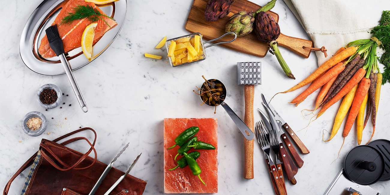Köttklubba på marmorskiva med grönsaker och kött