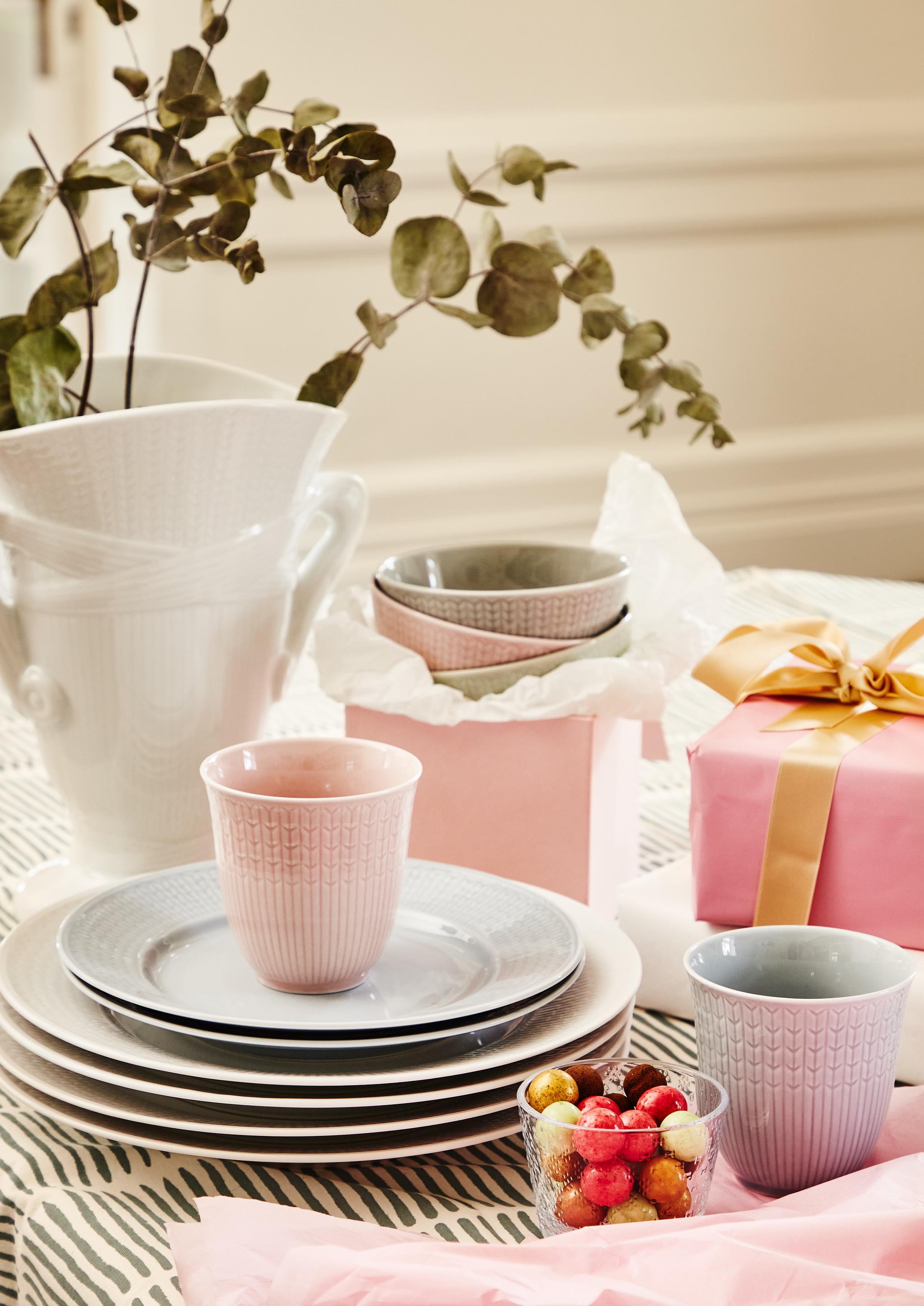 Rörstrand Swedish Grace astiasto astiat lautaset kulhot ja mukit vaaleanpunainen vaaleansinininen valkoinen 