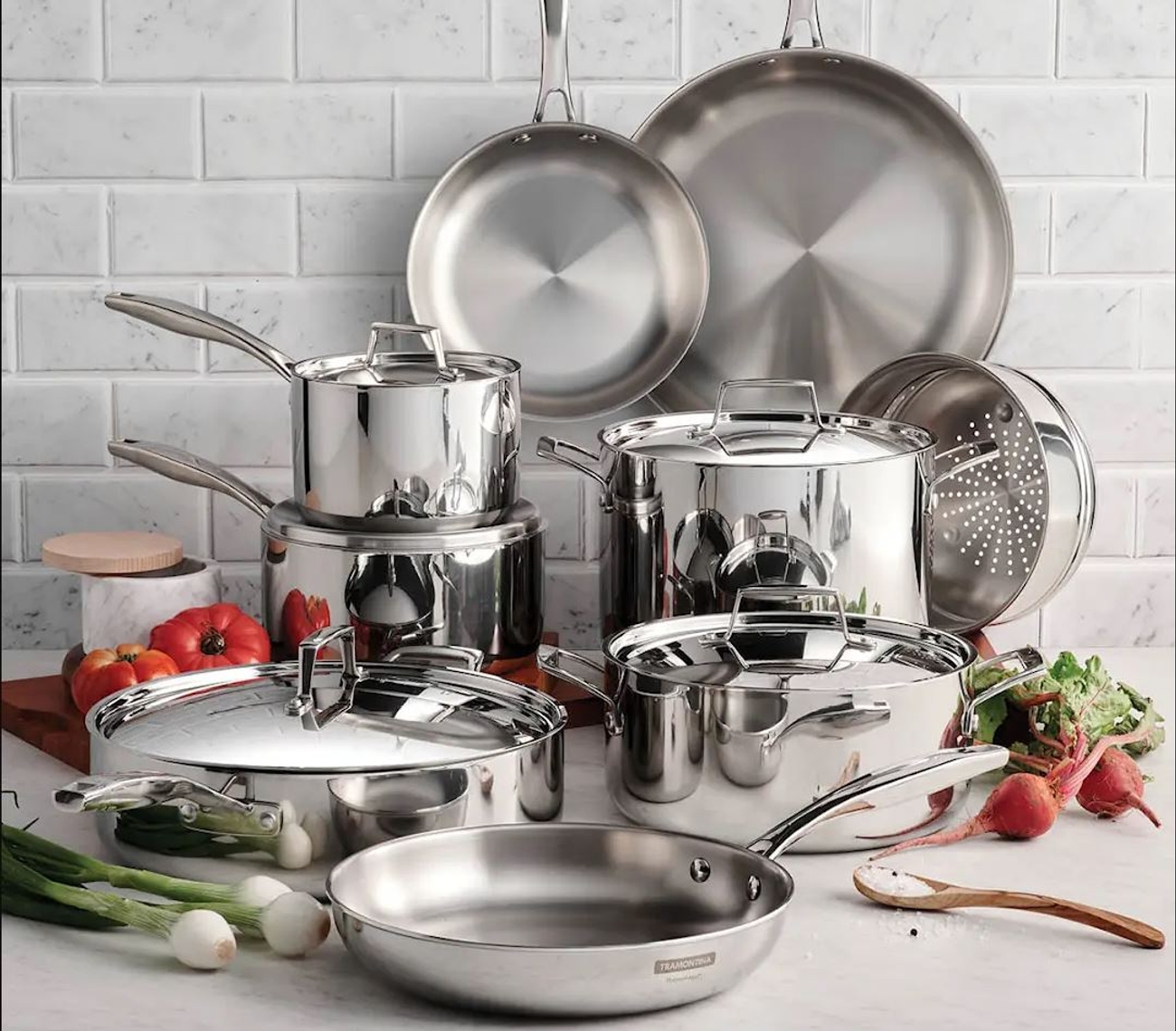 Tramontina Grano stekepanner og kjeler i rustfritt stål på en lys kjøkkenbenk