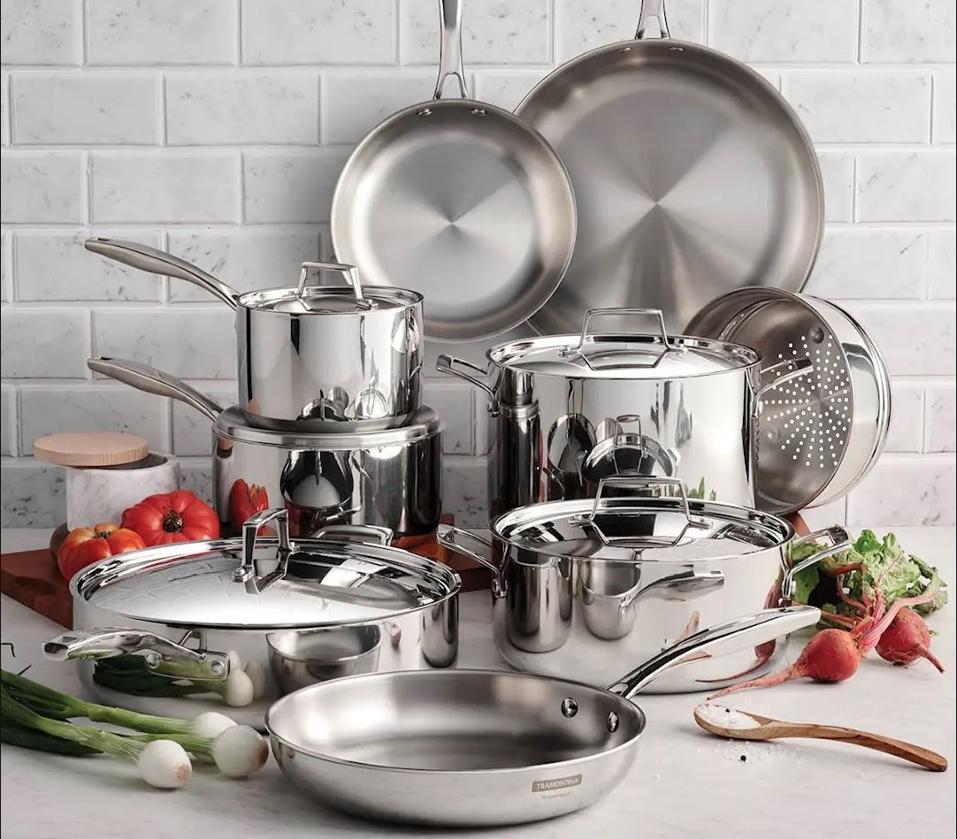 Tramontina Grano stekepanner og kjeler i rustfritt stål på en lys kjøkkenbenk