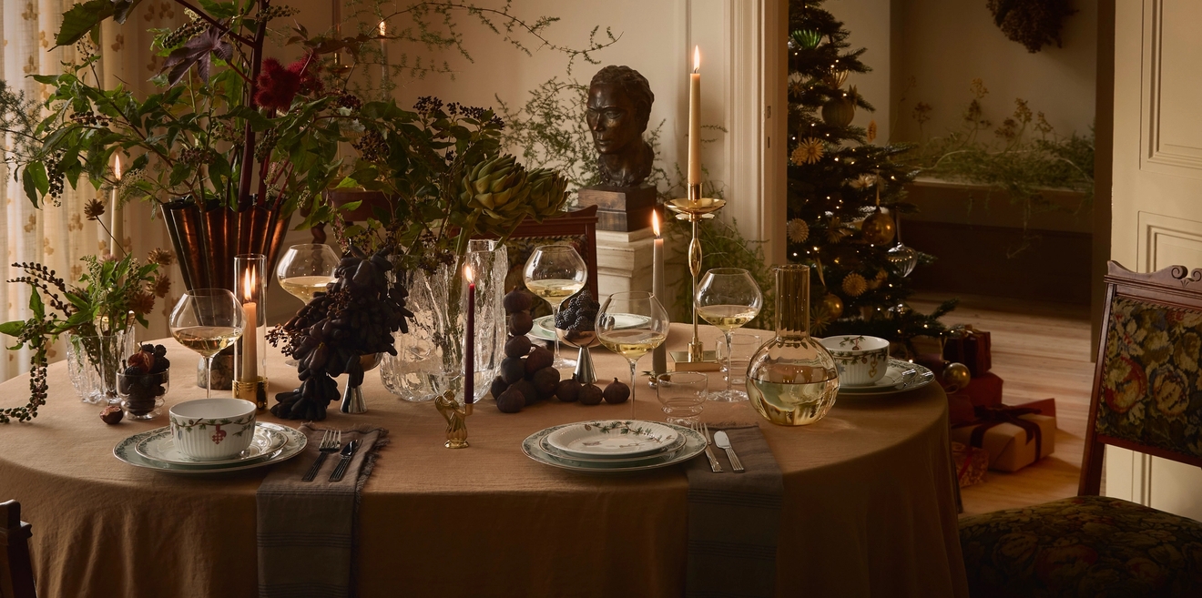 ett kök med en spishällsugn och kastruller och stekpannor på den