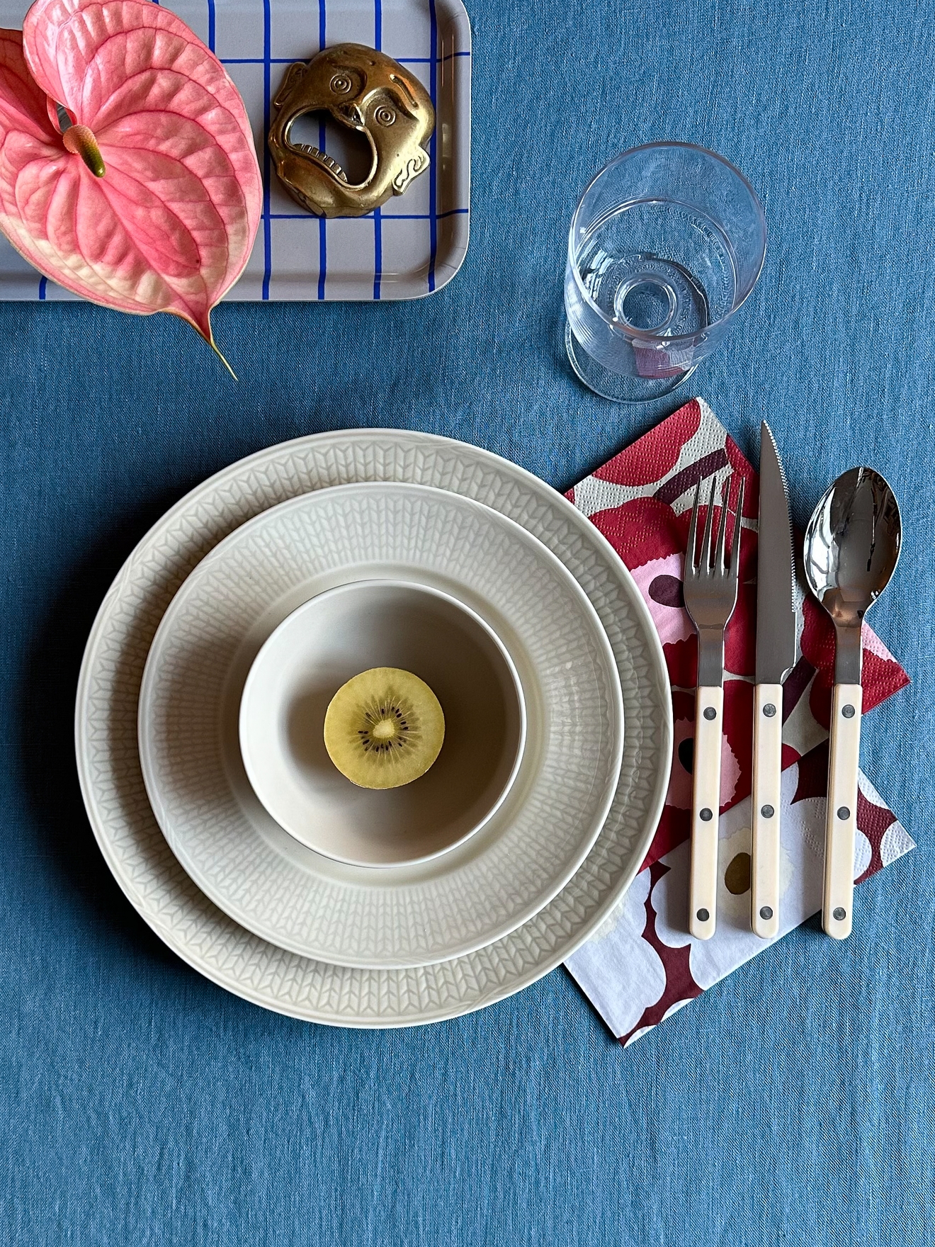 Blåa dukar på dukat bord