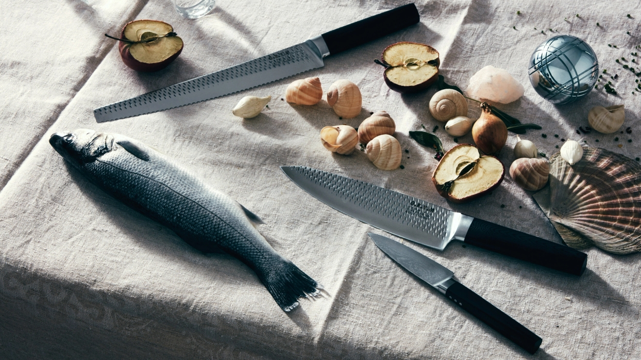 G.R.Y.M kniv på linne duk med fisk, sniglar och äpplen