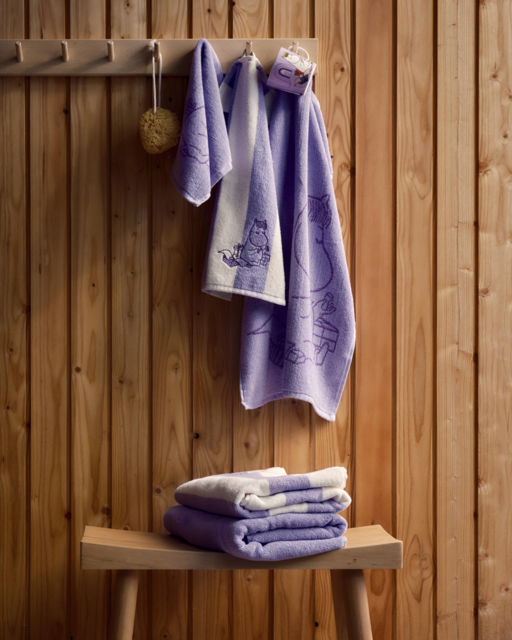 Handdukar med mumin-motiv i lila