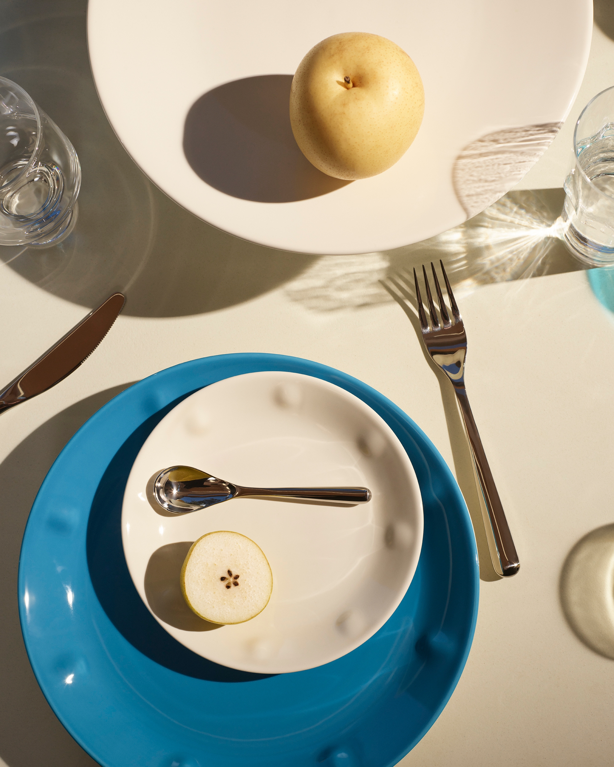 Hvit og blå tallerken fra serien Iittala Solare