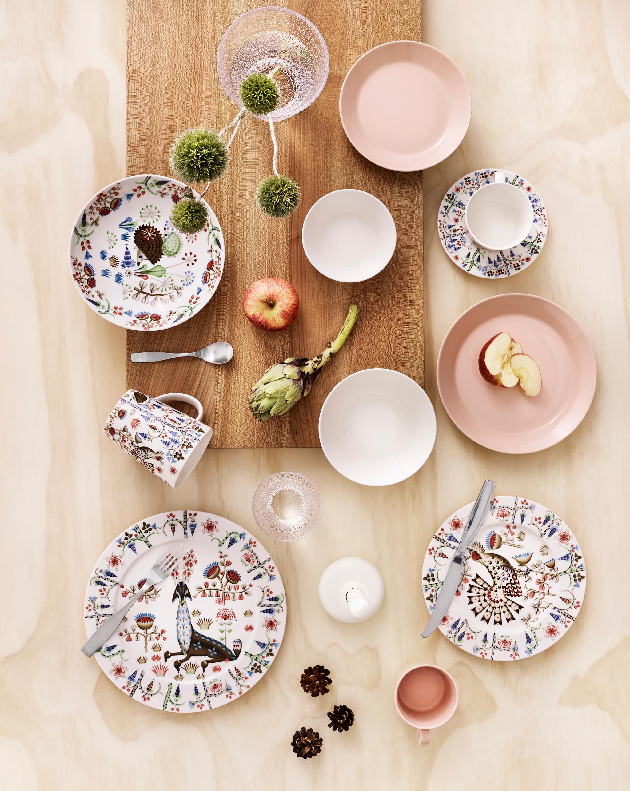 Iittala 2019 Taika Teema Kastehelmi Nappula erikokoiset lautaset kuviolliset lautaset maljakko lasit