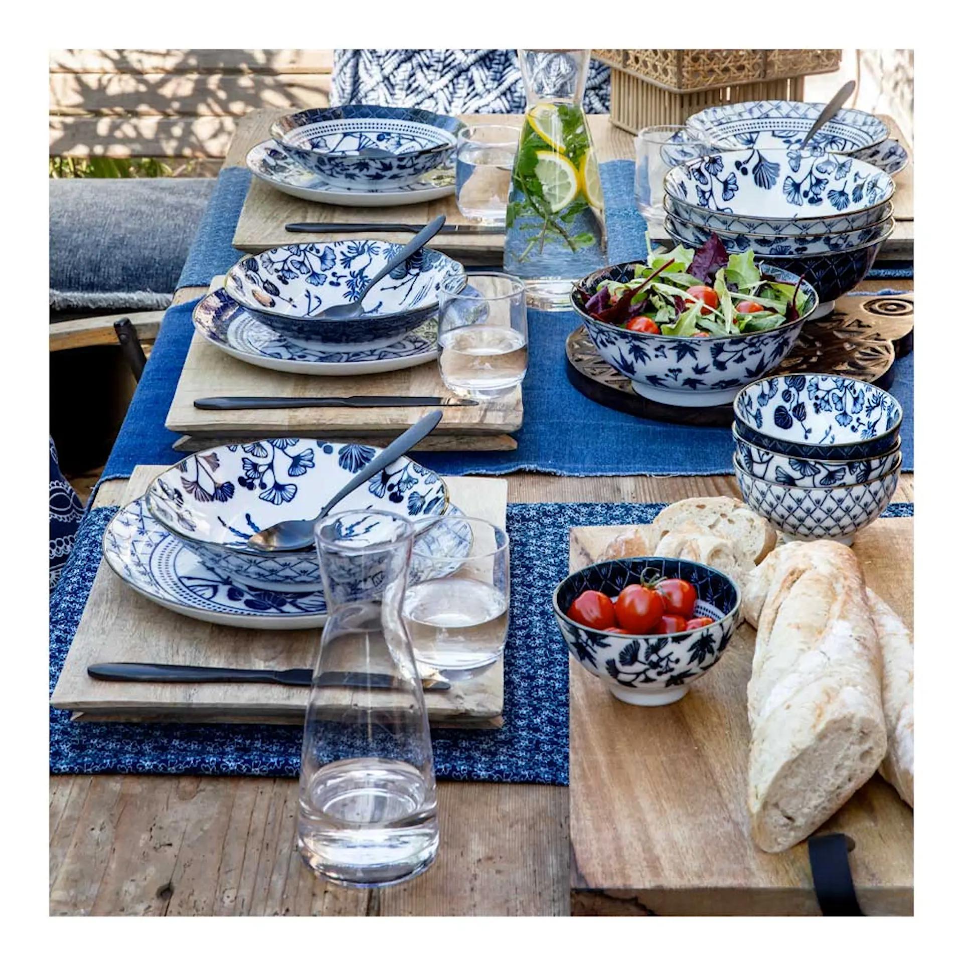 Tokyo design studio astiat sininen ja valkoinen pöydän kattaus lautaset kulhot lounas illallinen päivällinen 