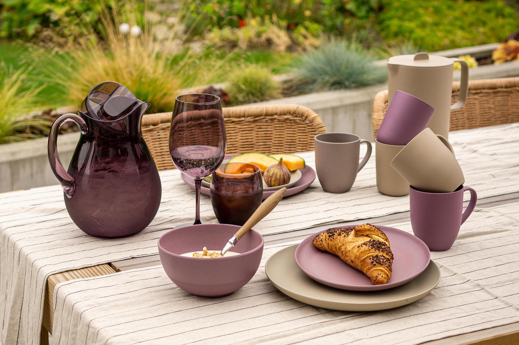 Modern house astiat kannu kaadin erikokoiset lautaset ja kulhot violetti ja beige