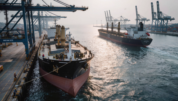 Voyage Charter vs Time Charter: Complete Guide for Trading Operations