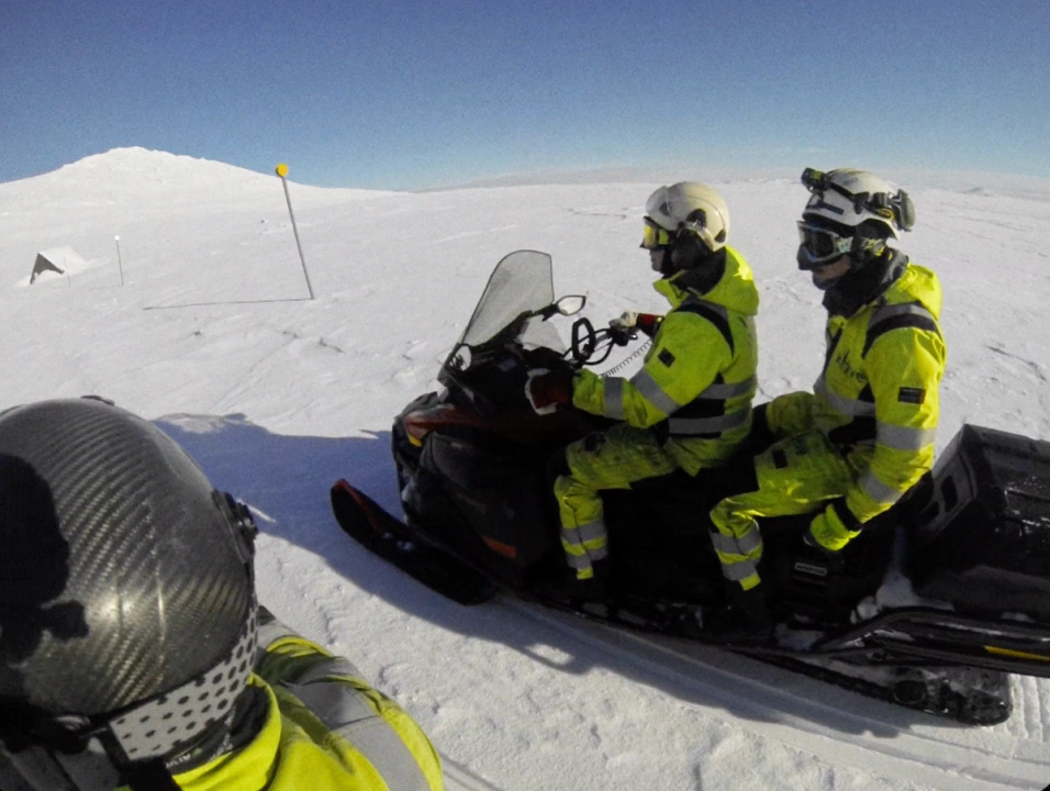 Montører på snøscooter på vei ut i felt