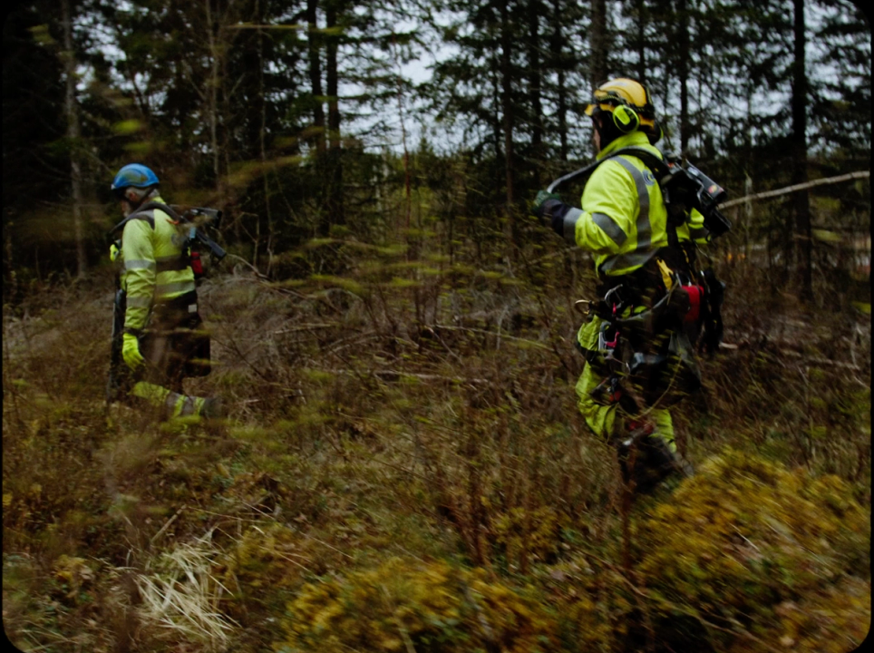 Montører på vei til bruddstedet i skogen